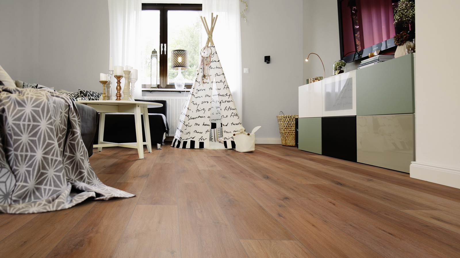 Milieubild Wohnzimmer mit Sideboard und Fernseher - wineo PL315R