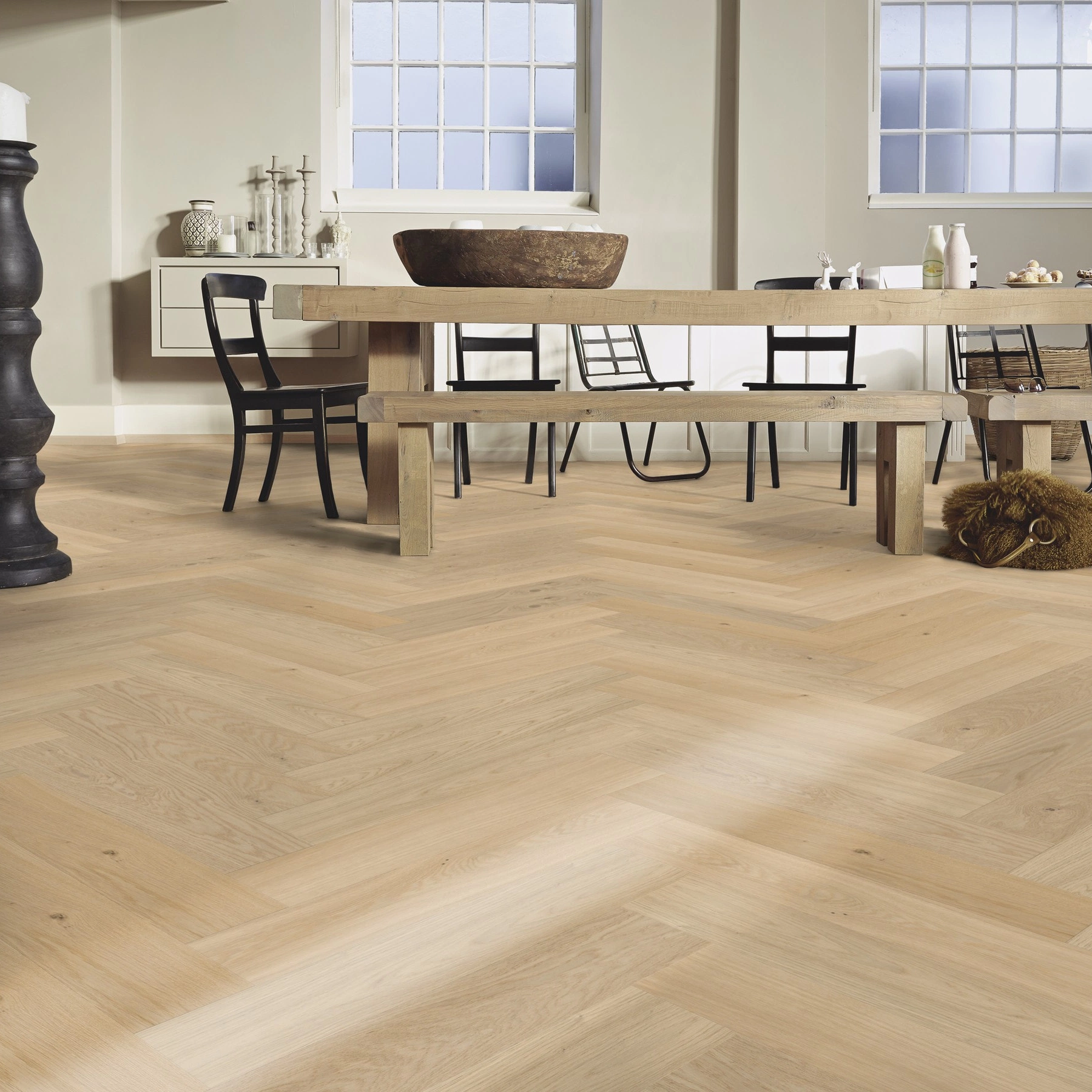 Milieubild Esszimmer mit großem Tisch - MEISTER Holzboden HS 500 Lindura Eiche classic Alabaster Milieubild Esszimmer mit großem Tisch - MEISTER 500010-0700140-08929