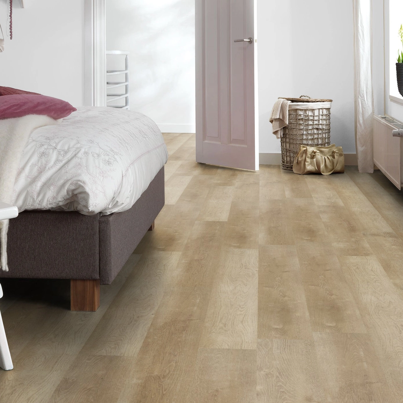 Milieubild Schlafzimmer mit Hocker - Forbo Flooring Klebe-Vinyl Enduro Dryback Wood Natural Warm Oak Milieubild Schlafzimmer mit Hocker - Forbo Flooring 217631