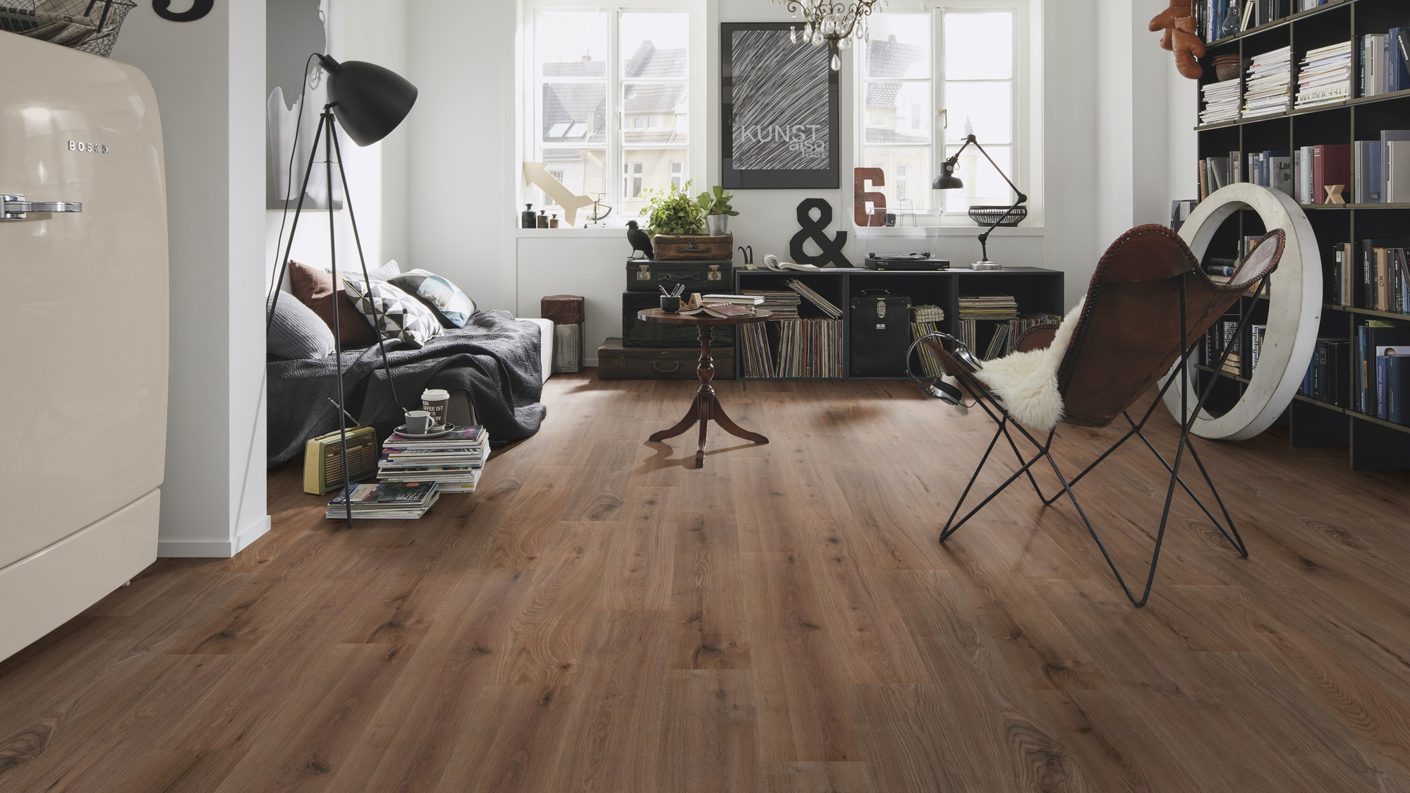 Milieubild Kompaktes Wohnzimmer mit Bücherregal - wineo HDF Klick-Bioboden PURLINE wineo 1000 wood L Strong Oak Cappuccino Milieubild Kompaktes Wohnzimmer mit Bücherregal - wineo MLP303R