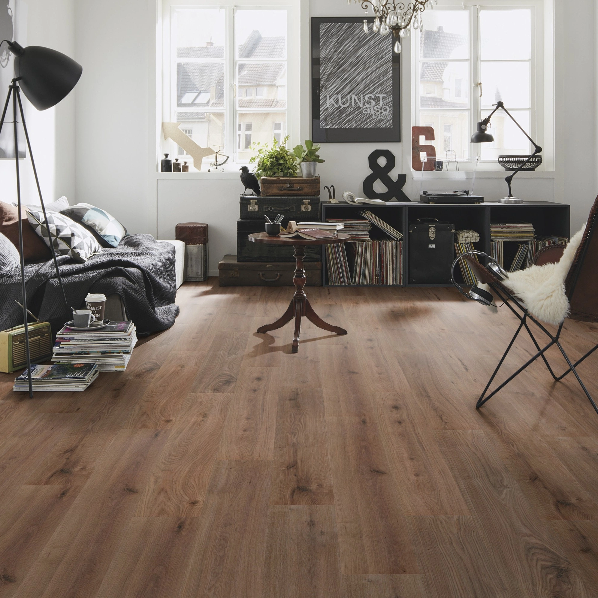 Milieubild Kompaktes Wohnzimmer mit Bücherregal - wineo HDF Klick-Bioboden PURLINE wineo 1000 wood L Strong Oak Cappuccino Milieubild Kompaktes Wohnzimmer mit Bücherregal - wineo MLP303R