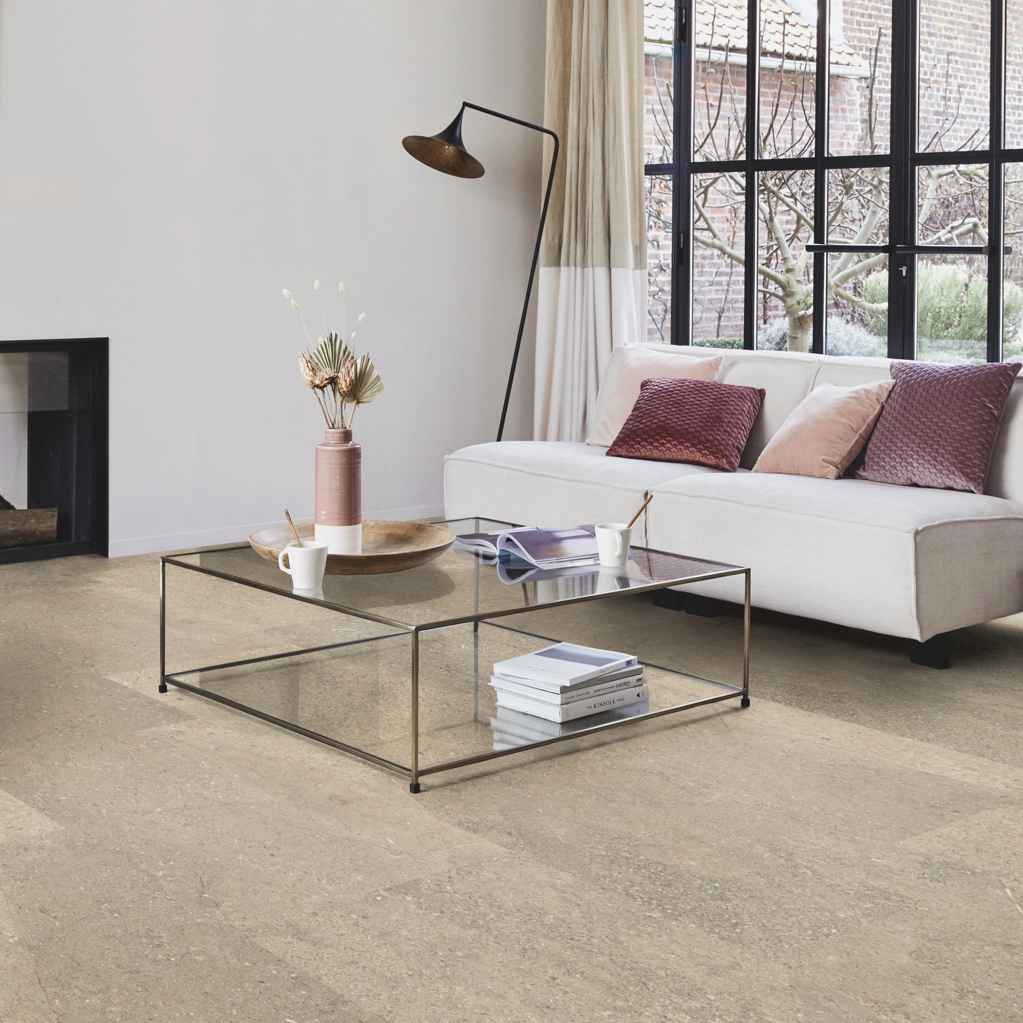 Milieubild Modernes Wohnzimmer mit Kamin - Tarkett Rigid Klick-Vinyl iD Click Ultimate 70 NATURALS Sediment Beige Milieubild Modernes Wohnzimmer mit Kamin - Tarkett 260008037