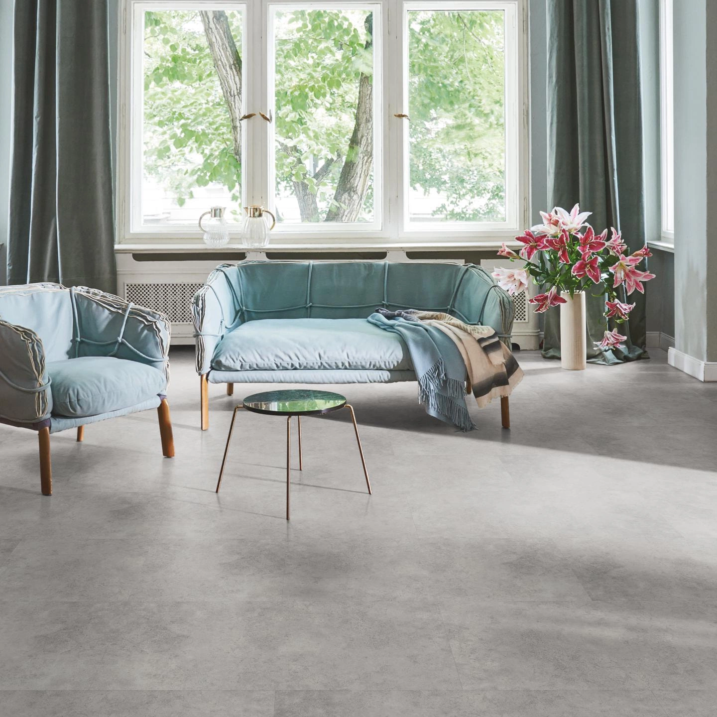 Milieubild Wohnzimmer in Stadtwohnung - Parador Klebe-Vinyl Trendtime 5 Dryback Beton grau Milieubild Wohnzimmer in Stadtwohnung - Parador 1750853