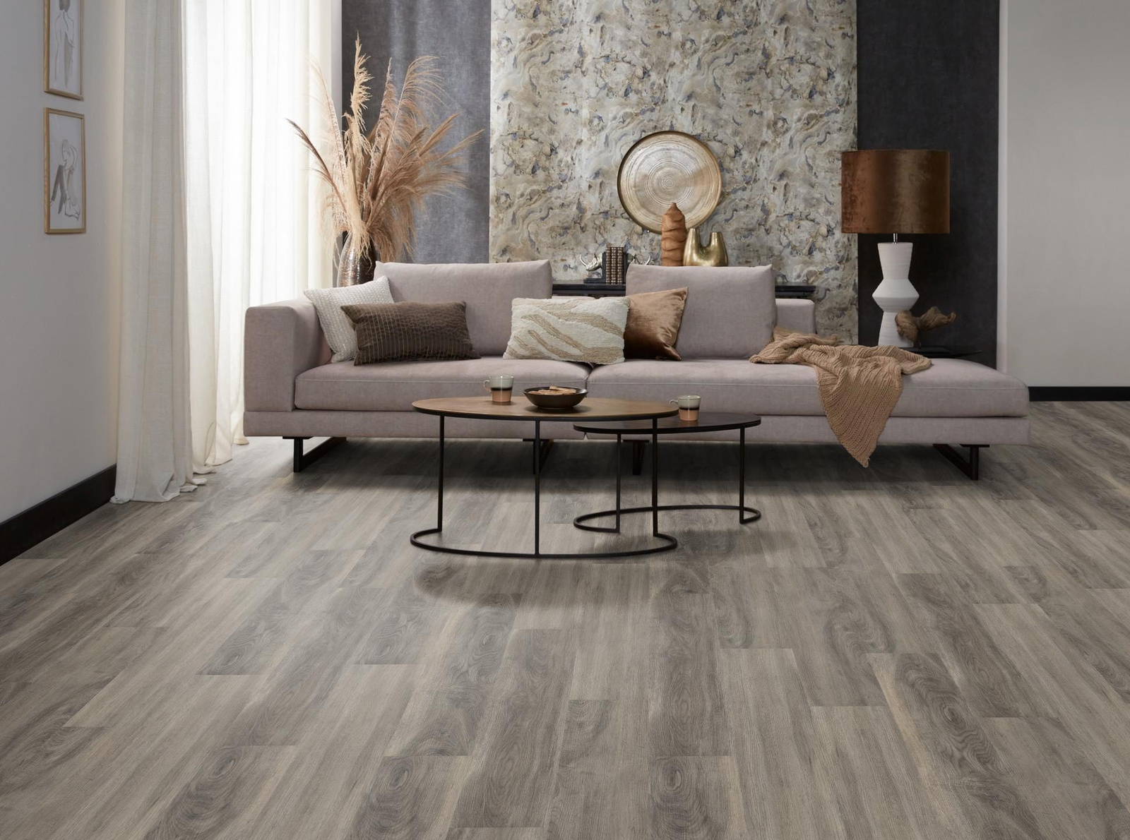 Milieubild Modernes, freundliches Wohnzimmer mit Sofa und Wandtapete - nexflor NXF-60030-007