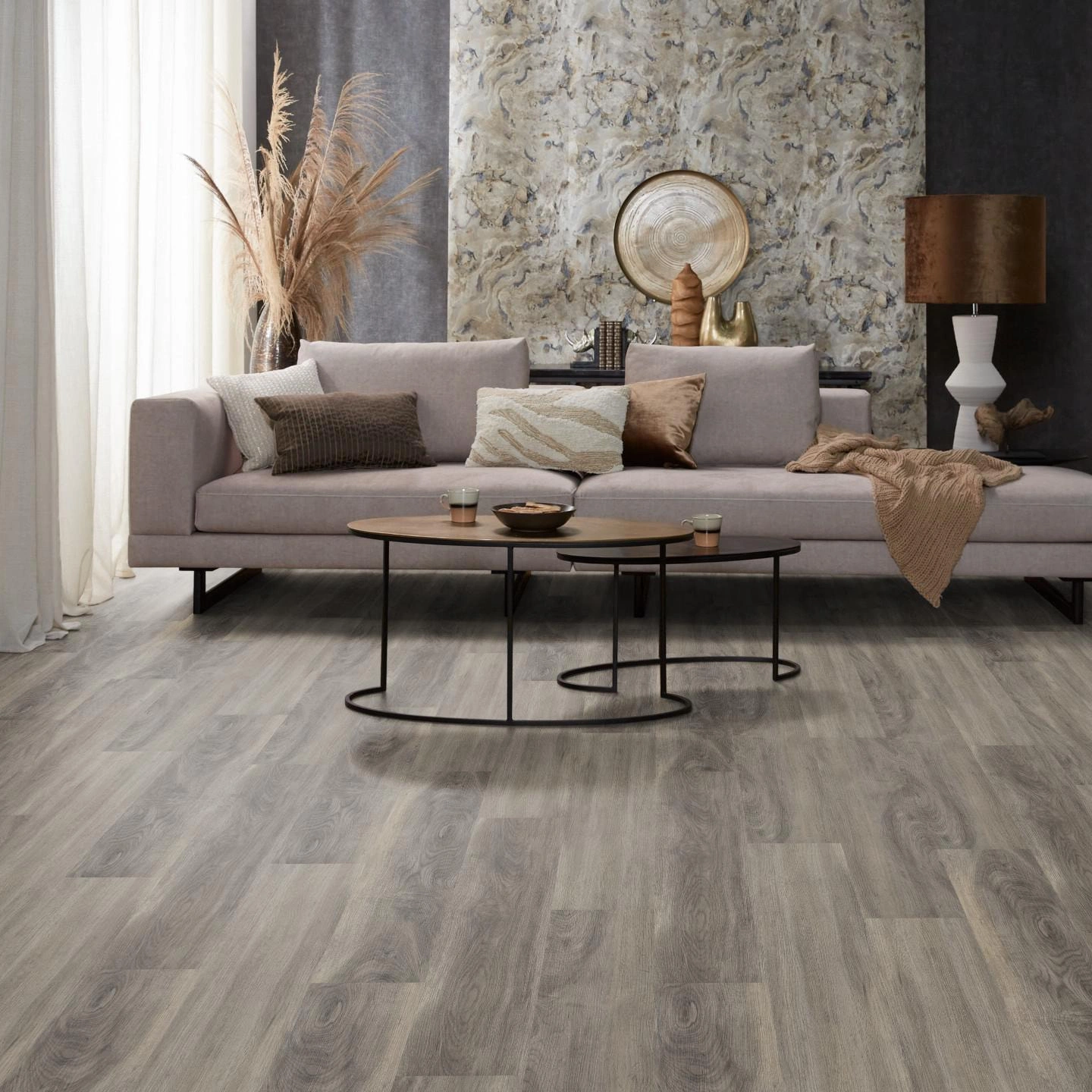 Milieubild Modernes, freundliches Wohnzimmer mit Sofa und Wandtapete - nexflor Rigid Klick-Vinyl Apollo Click Collection Delos Oak Milieubild Modernes, freundliches Wohnzimmer mit Sofa und Wandtapete - nexflor NXF-60030-007
