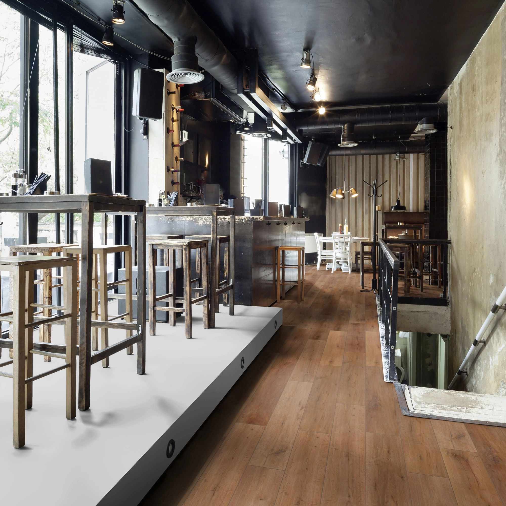 Milieubild Restaurant - Bar mit Tischen und Hockern - wineo Klebe-Bioboden PURLINE wineo 1000 wood XL Rustic Oak Nougat Milieubild Restaurant - Bar mit Tischen und Hockern - wineo PL315R