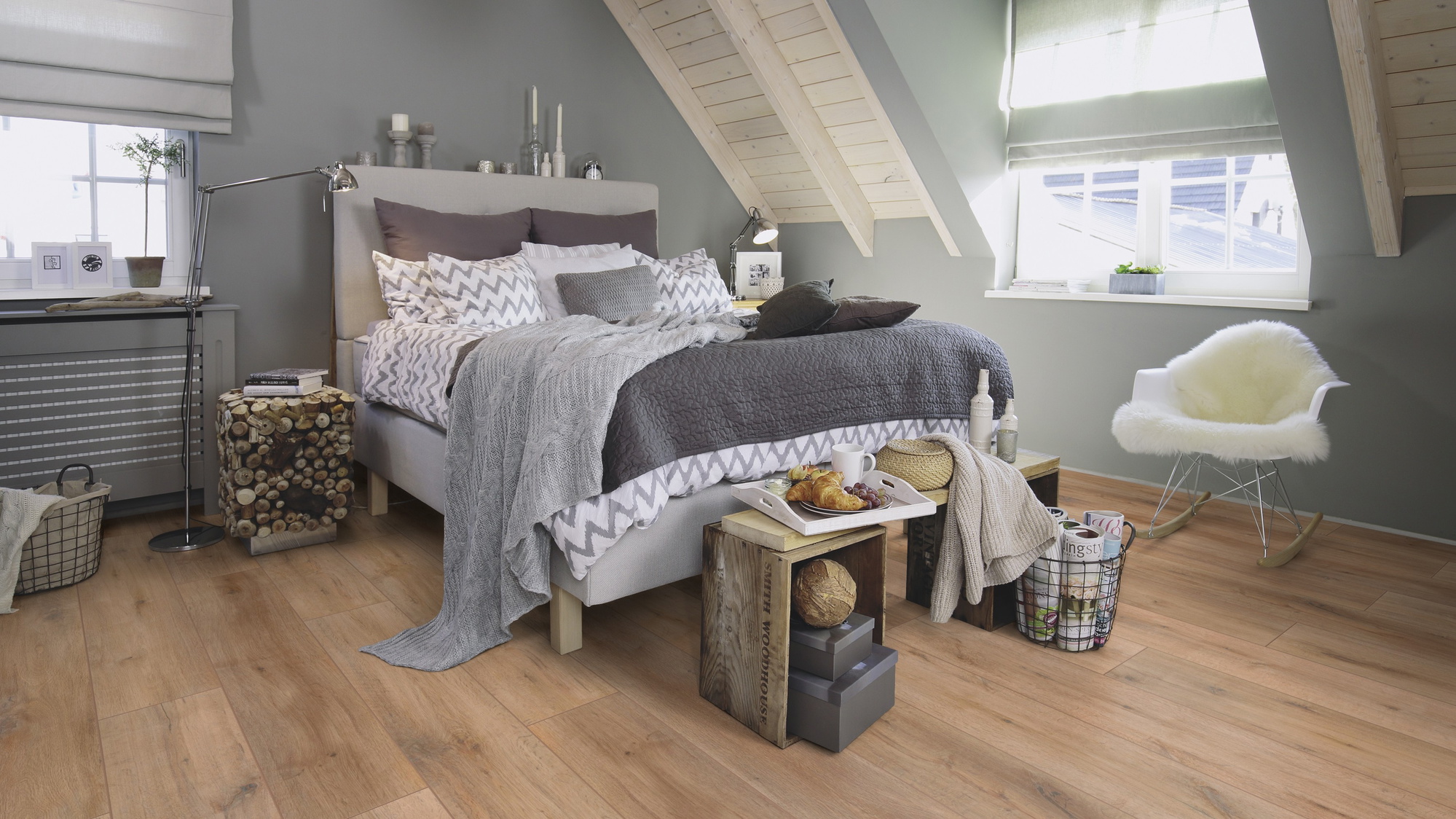 Milieubild Schlafzimmer im modernen Dachgeschoss - wineo HDF Klick-Bioboden PURLINE wineo 1000 wood XL Rustic Oak Ginger Milieubild Schlafzimmer im modernen Dachgeschoss - wineo MLP314R