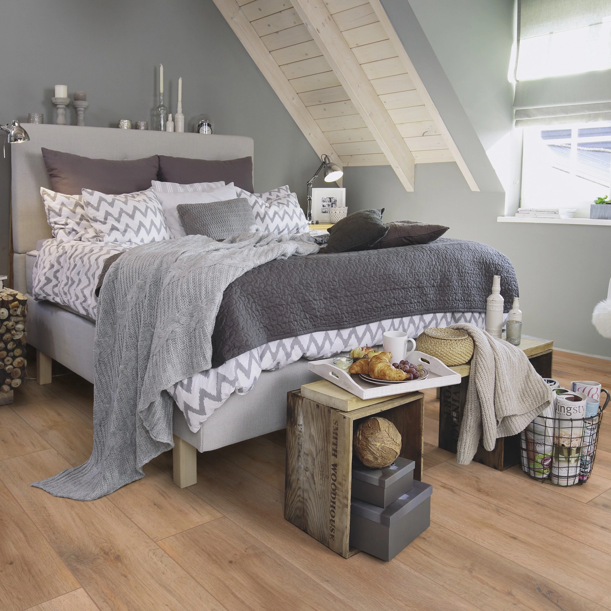 Milieubild Schlafzimmer im modernen Dachgeschoss - wineo HDF Klick-Bioboden PURLINE wineo 1000 wood XL Rustic Oak Ginger Milieubild Schlafzimmer im modernen Dachgeschoss - wineo MLP314R
