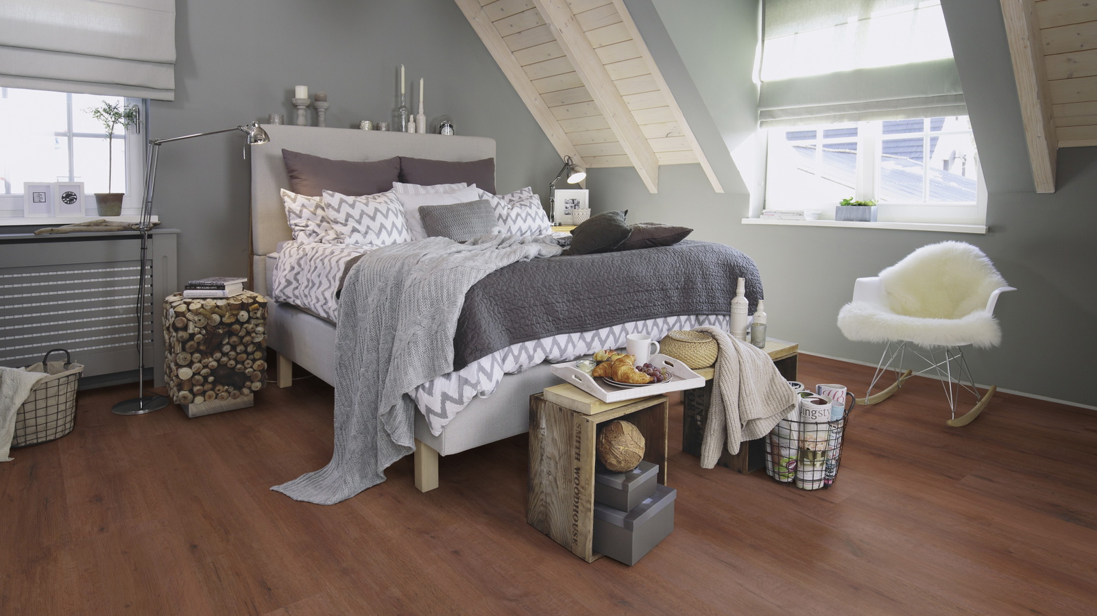 Milieubild Schlafzimmer im modernen Dachgeschoss - wineo MLP316R