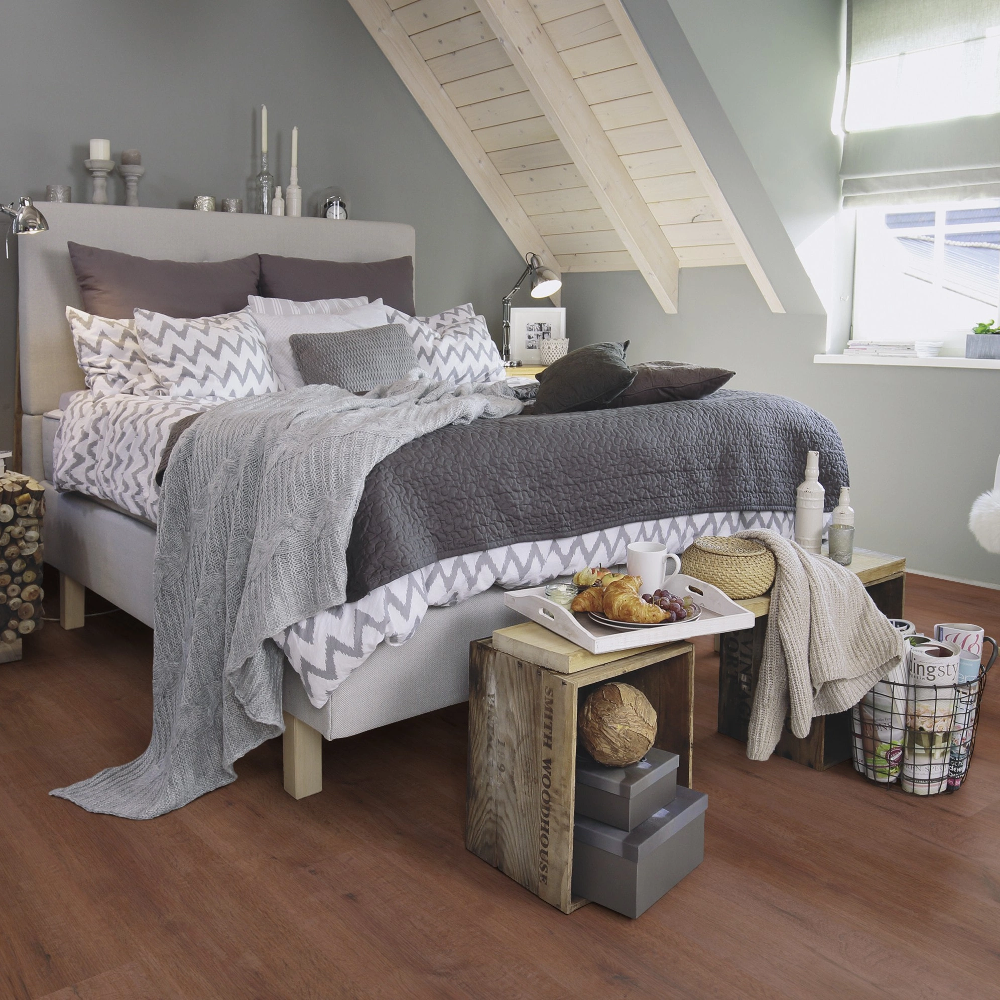 Milieubild Schlafzimmer im modernen Dachgeschoss - wineo HDF Klick-Bioboden PURLINE wineo 1000 wood XL Rustic Oak Coffee Milieubild Schlafzimmer im modernen Dachgeschoss - wineo MLP316R