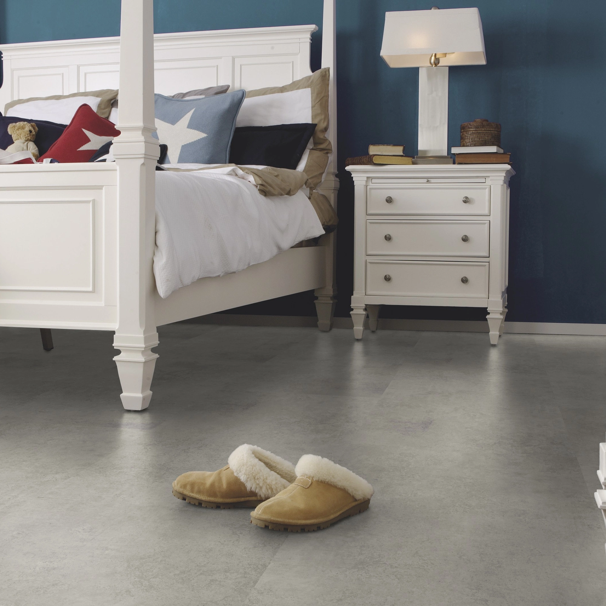 Milieubild Schlafzimmer im Landhaus-Stil - wineo Klebe-Bioboden PURLINE wineo 1500 stone XL Portland Concrete Grey Milieubild Schlafzimmer im Landhaus-Stil - wineo PL15407SXL