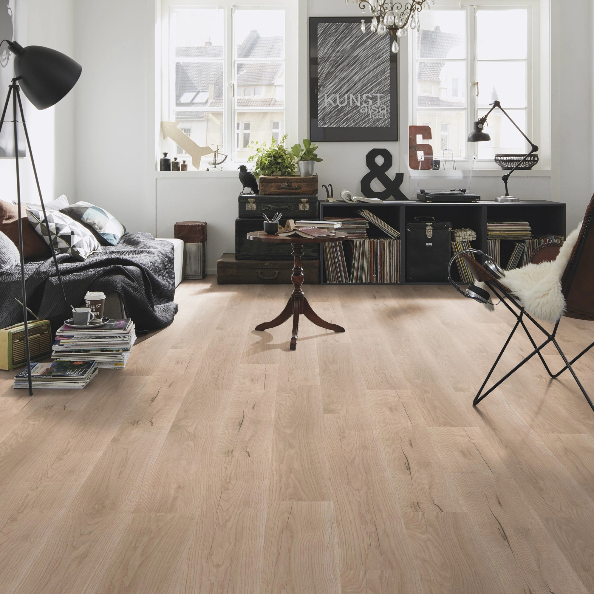 Milieubild Kompaktes Wohnzimmer mit Bücherregal - wineo HDF Klick-Bioboden PURLINE wineo 1000 wood L Comfort Oak Sand Milieubild Kompaktes Wohnzimmer mit Bücherregal - wineo MLP298R