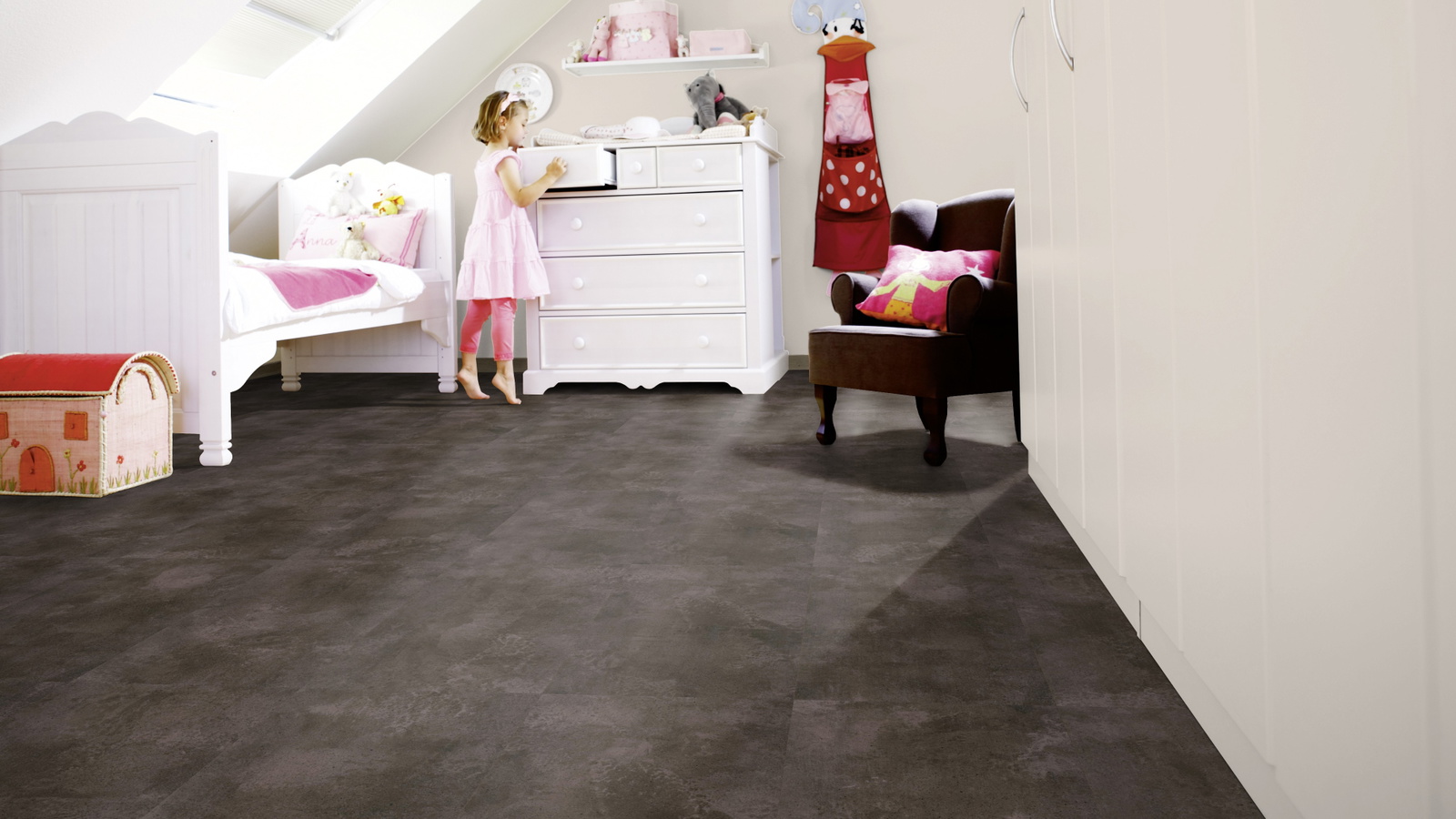 Milieubild Kinderzimmer mit weißer Kommode - wineo PLC320R