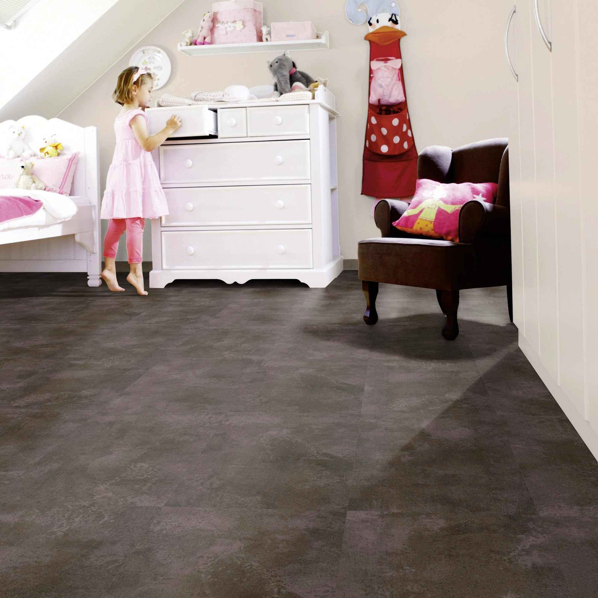 Milieubild Kinderzimmer mit weißer Kommode - wineo Klick-Bioboden PURLINE wineo 1000 stone L Urban Concrete Dark Milieubild Kinderzimmer mit weißer Kommode - wineo PLC320R