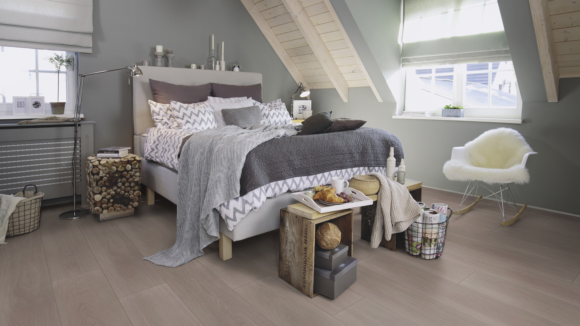Milieubild Schlafzimmer im modernen Dachgeschoss - wineo Klebe-Bioboden PURLINE wineo 1000 wood XL Calm Oak Ash Milieubild Schlafzimmer im modernen Dachgeschoss - wineo PL308R