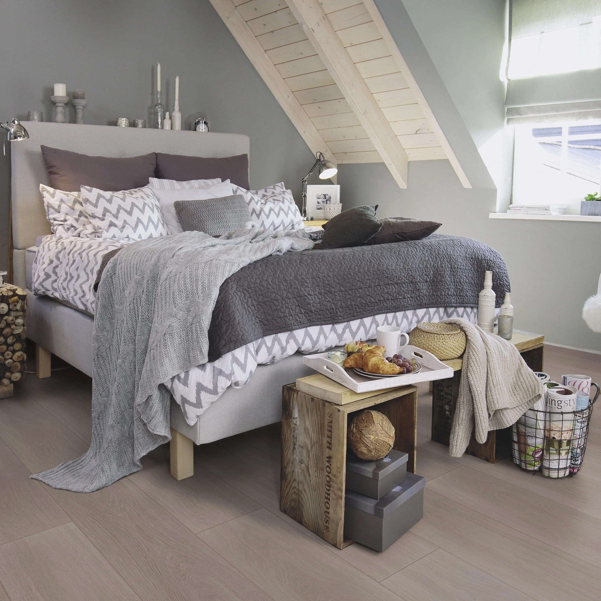 Milieubild Schlafzimmer im modernen Dachgeschoss - wineo Klebe-Bioboden PURLINE wineo 1000 wood XL Calm Oak Ash Milieubild Schlafzimmer im modernen Dachgeschoss - wineo PL308R