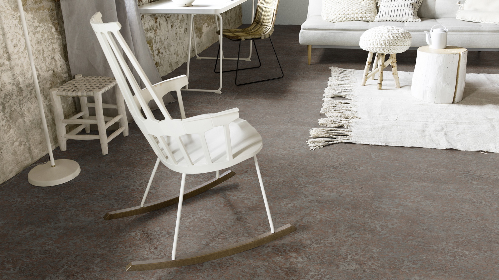 Milieubild Wohnzimmer mit Schaukelstuhl im skandinavischen Stil - Forbo Flooring 243663