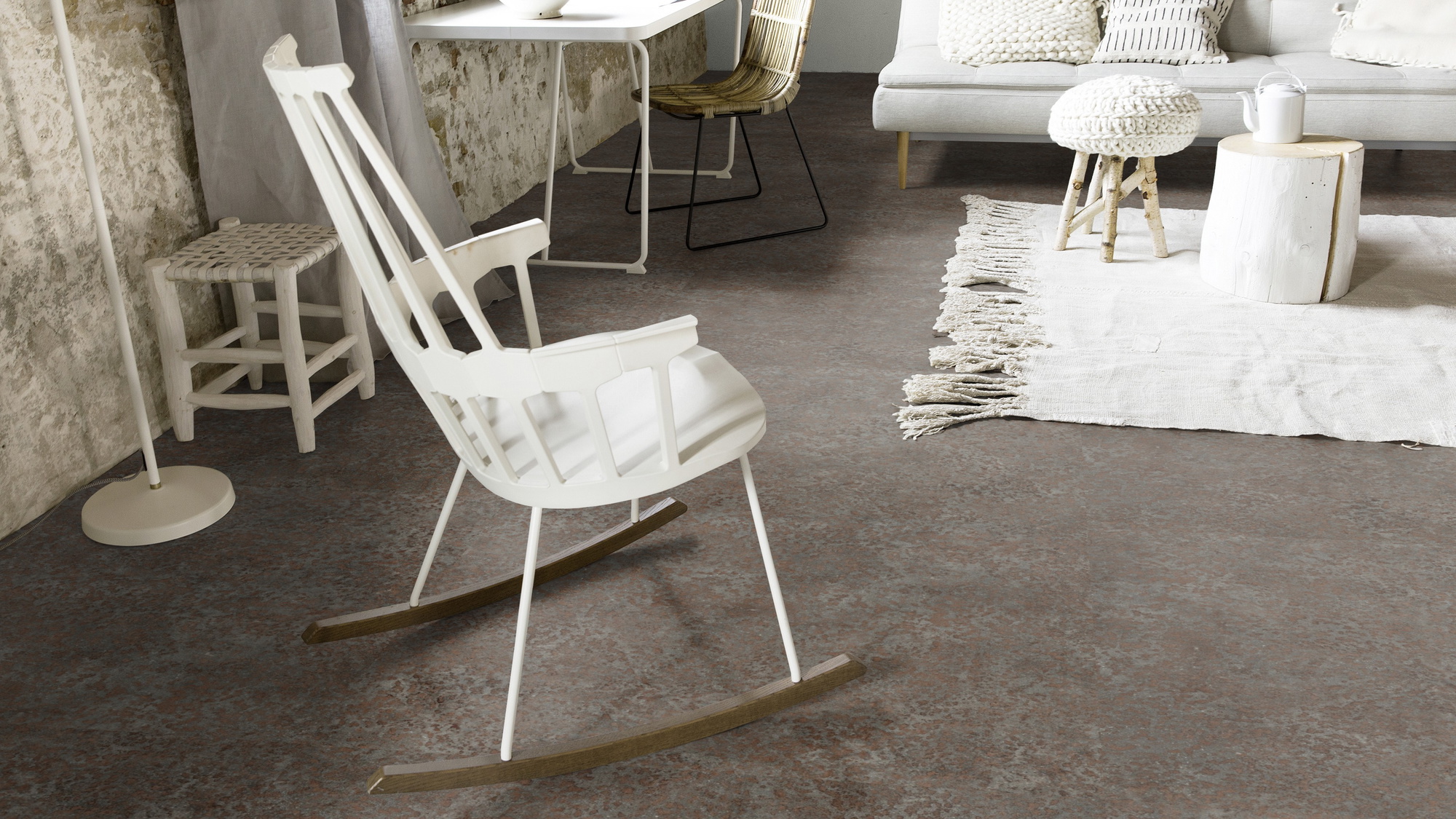 Milieubild Wohnzimmer mit Schaukelstuhl im skandinavischen Stil - Forbo Flooring Klebe-Vinyl Allura Dryback 0.55 Material Oxidized Strata Milieubild Wohnzimmer mit Schaukelstuhl im skandinavischen Stil - Forbo Flooring 243663