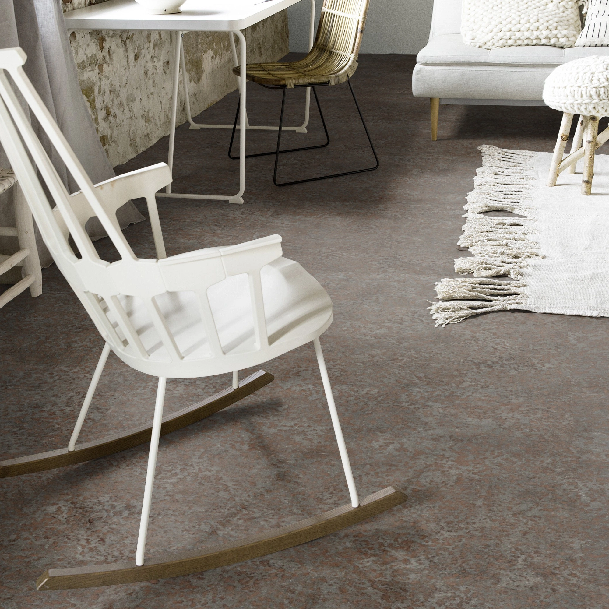 Milieubild Wohnzimmer mit Schaukelstuhl im skandinavischen Stil - Forbo Flooring Klebe-Vinyl Allura Dryback 0.55 Material Oxidized Strata Milieubild Wohnzimmer mit Schaukelstuhl im skandinavischen Stil - Forbo Flooring 243663