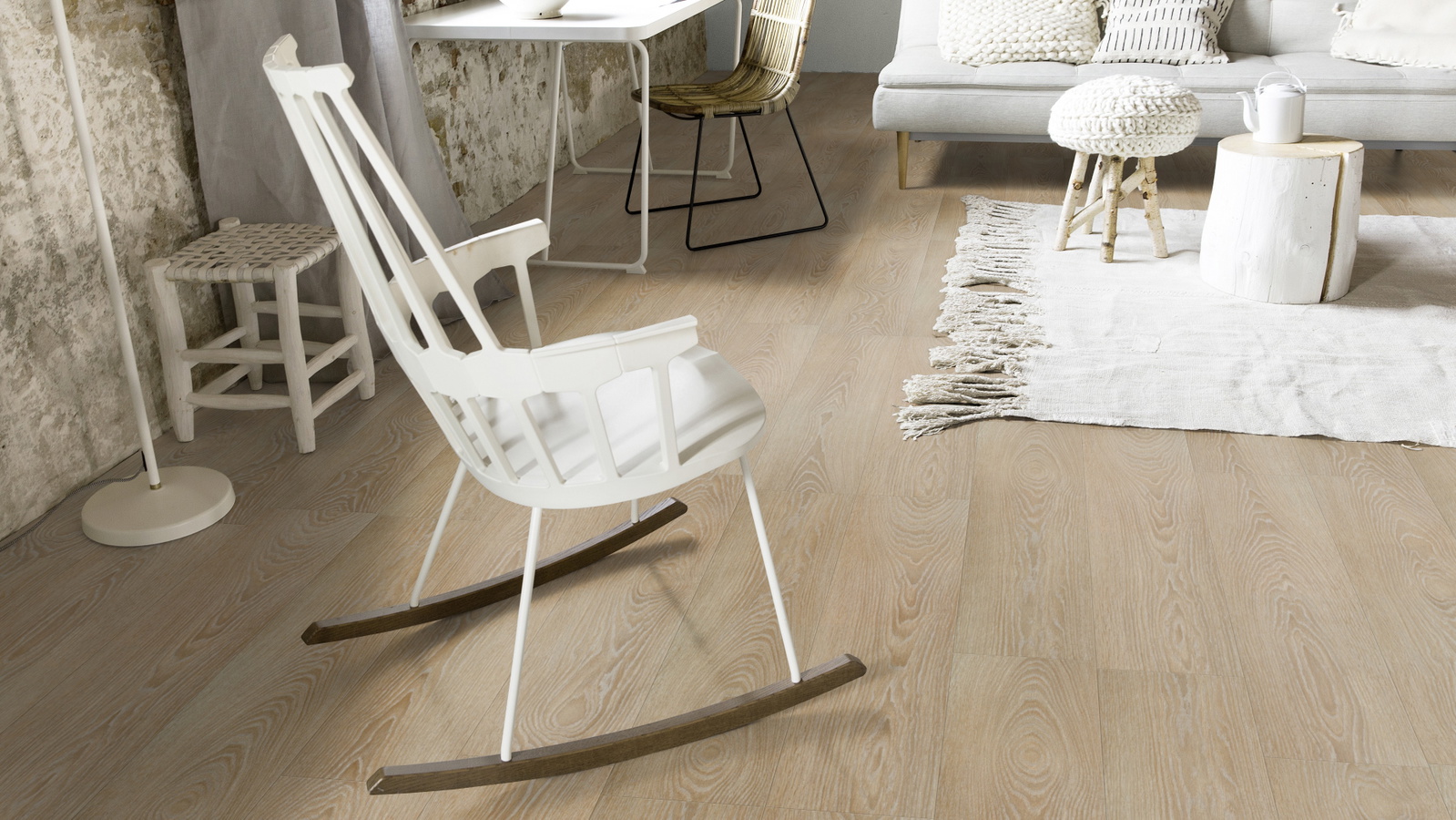 Milieubild Wohnzimmer mit Schaukelstuhl im skandinavischen Stil - Forbo Flooring 220141
