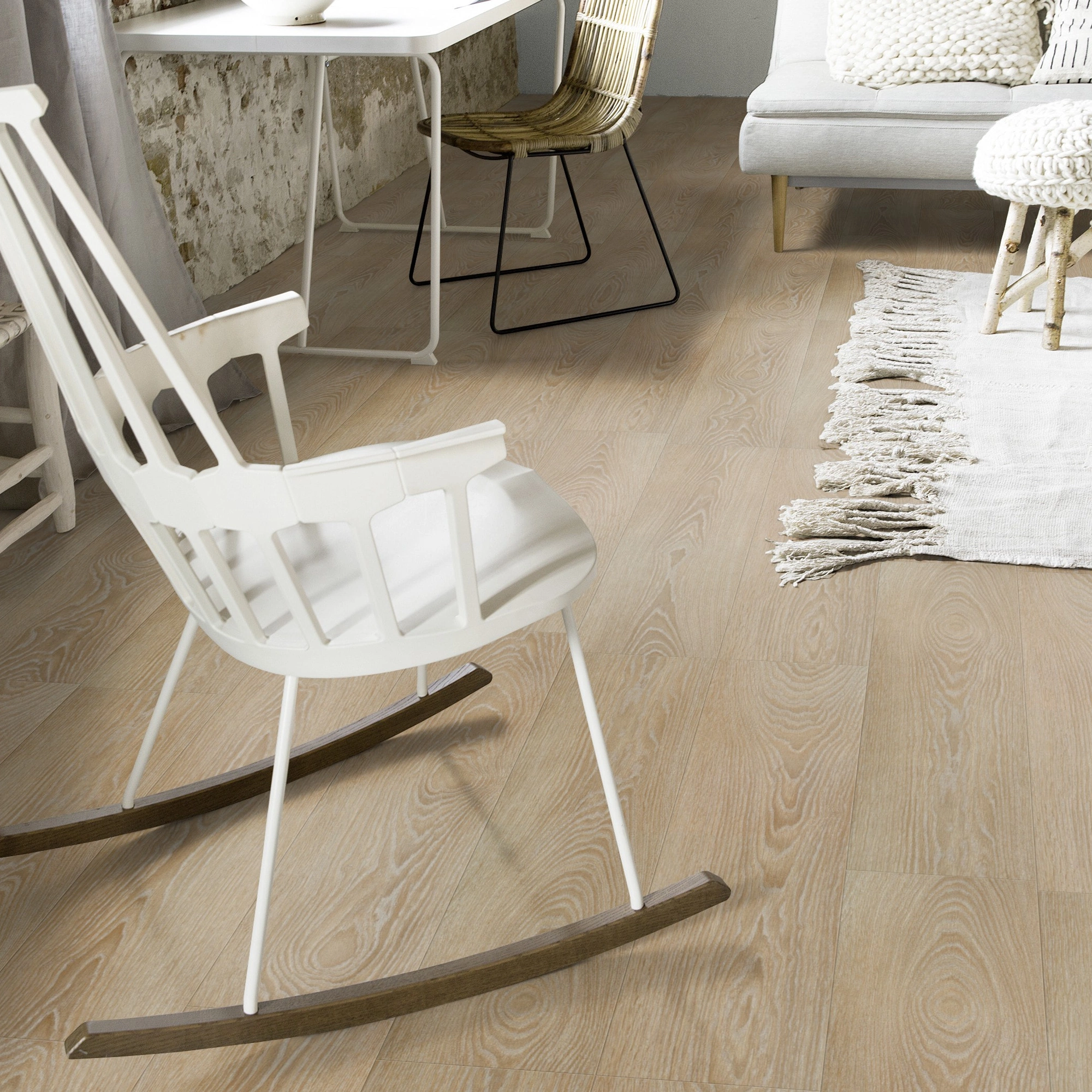 Milieubild Wohnzimmer mit Schaukelstuhl im skandinavischen Stil - Forbo Flooring Klebe-Vinyl Allura Dryback 0.55 Wood Blond Timber Milieubild Wohnzimmer mit Schaukelstuhl im skandinavischen Stil - Forbo Flooring 220141