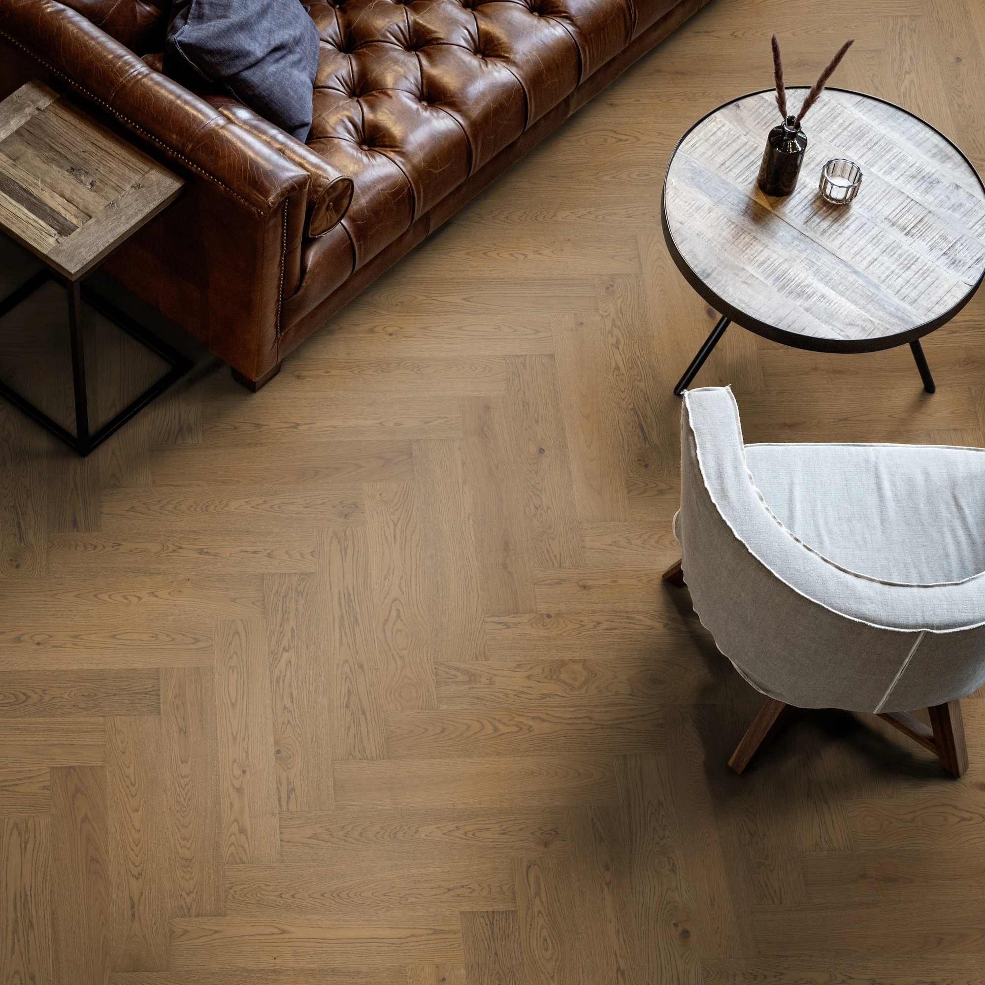 Milieubild Wohnzimmer mit Ledersofa - Blick von oben - ter Hürne Parkett Estate Collection OLIO Eiche Dijon Milieubild Wohnzimmer mit Ledersofa - Blick von oben - ter Hürne 1101312672