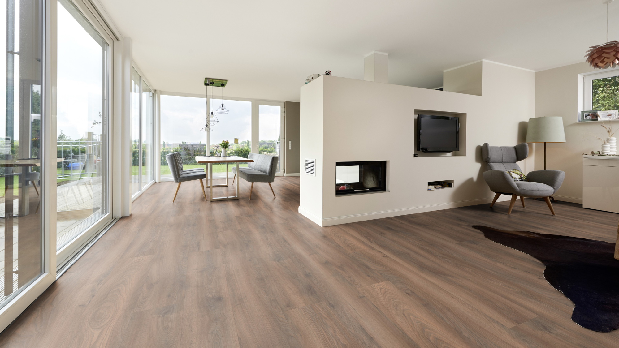 Milieubild Wohnzimmer mit Essbereich und Kamin - ter Hürne Laminat Grand Edition Eiche Tea Room Milieubild Wohnzimmer mit Essbereich und Kamin - ter Hürne 1101021828