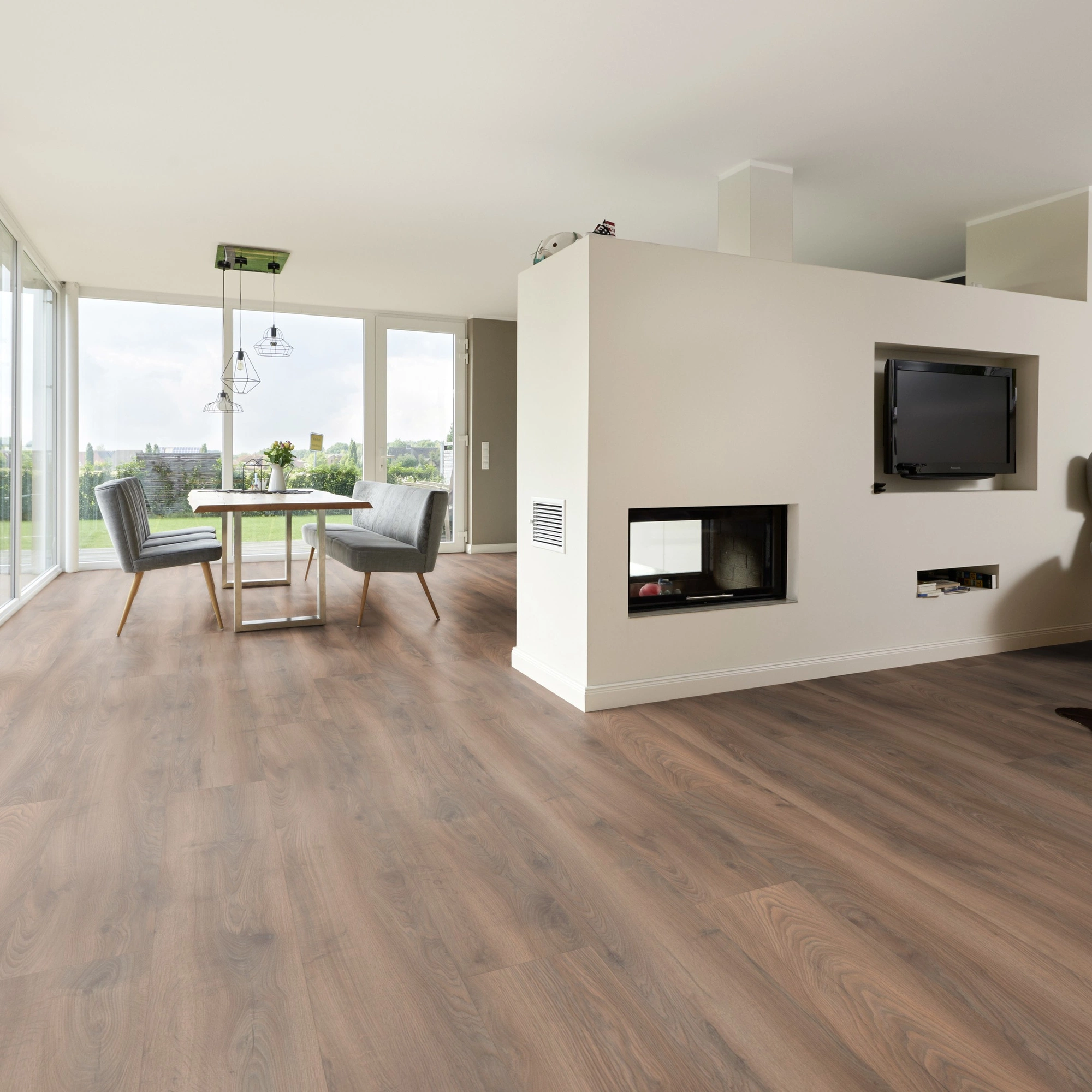 Milieubild Wohnzimmer mit Essbereich und Kamin - ter Hürne Laminat Grand Edition Eiche Tea Room Milieubild Wohnzimmer mit Essbereich und Kamin - ter Hürne 1101021828