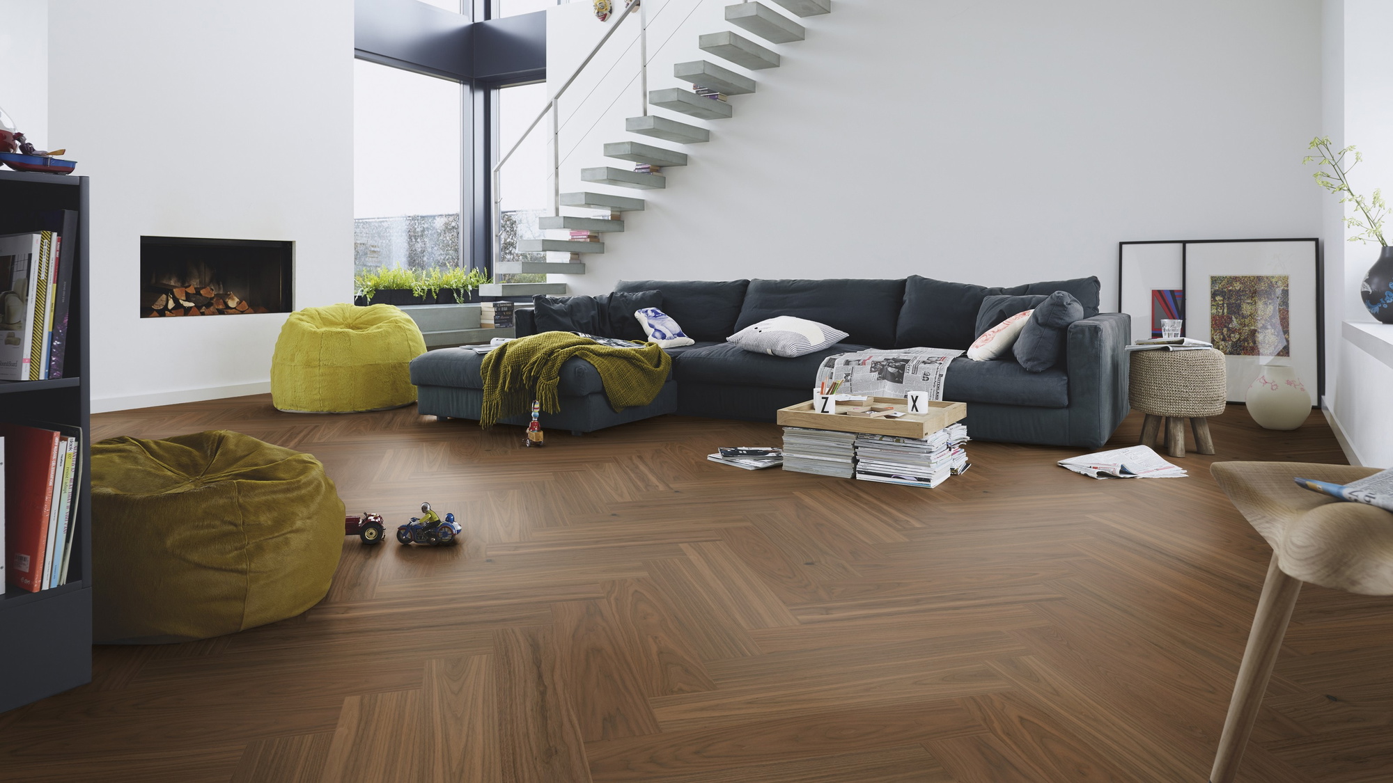 Milieubild Modernes Wohnzimmer mit Kamin - MEISTER Holzboden HS 500 Lindura Nussbaum amerikanisch classic Milieubild Modernes Wohnzimmer mit Kamin - MEISTER 500010-0700140-08924
