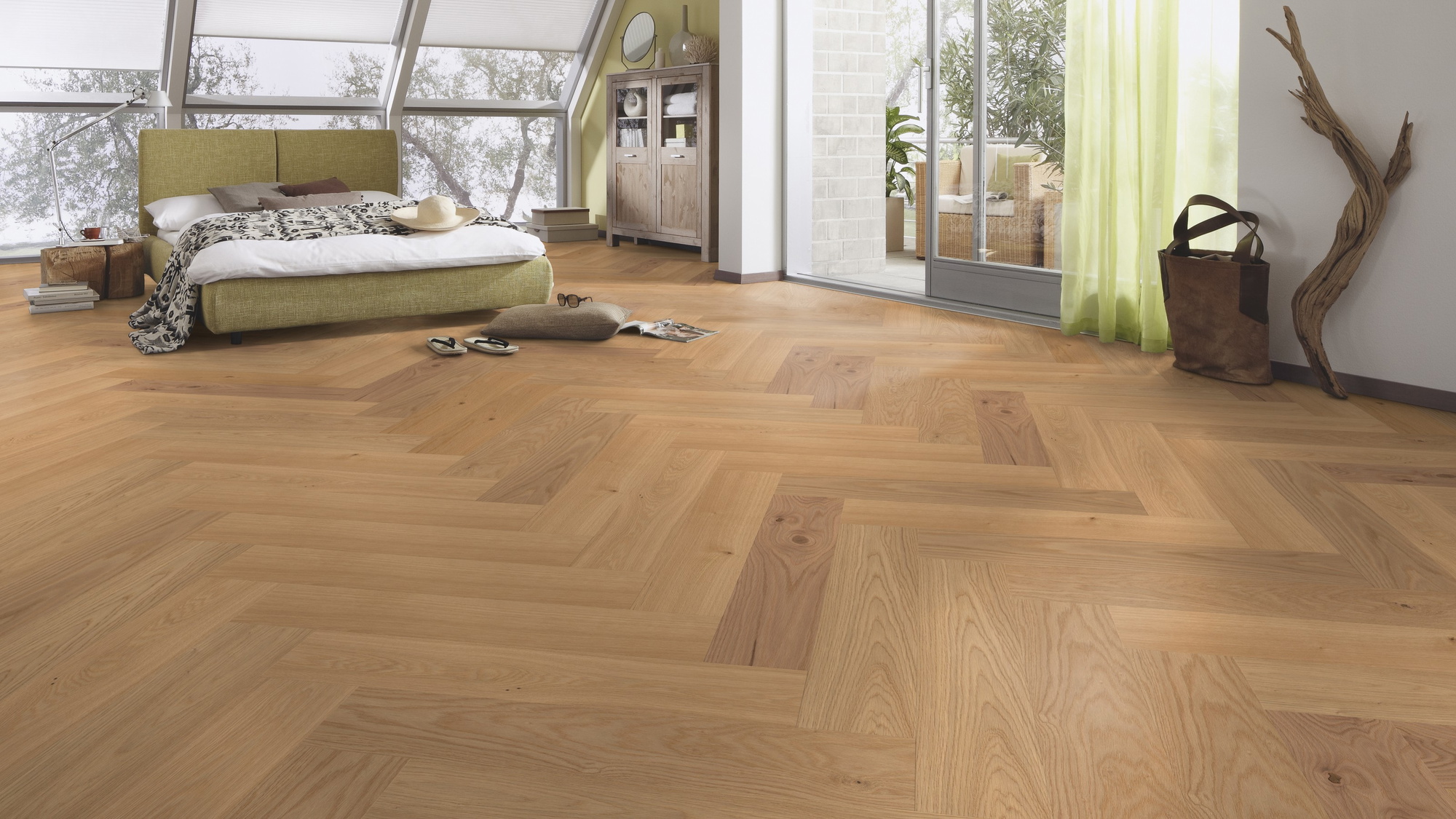 Milieubild Schlafzimmer im modernen Dachgeschoss - MEISTER Holzboden HS 500 Lindura Eiche classic Milieubild Schlafzimmer im modernen Dachgeschoss - MEISTER 500010-0700140-08925
