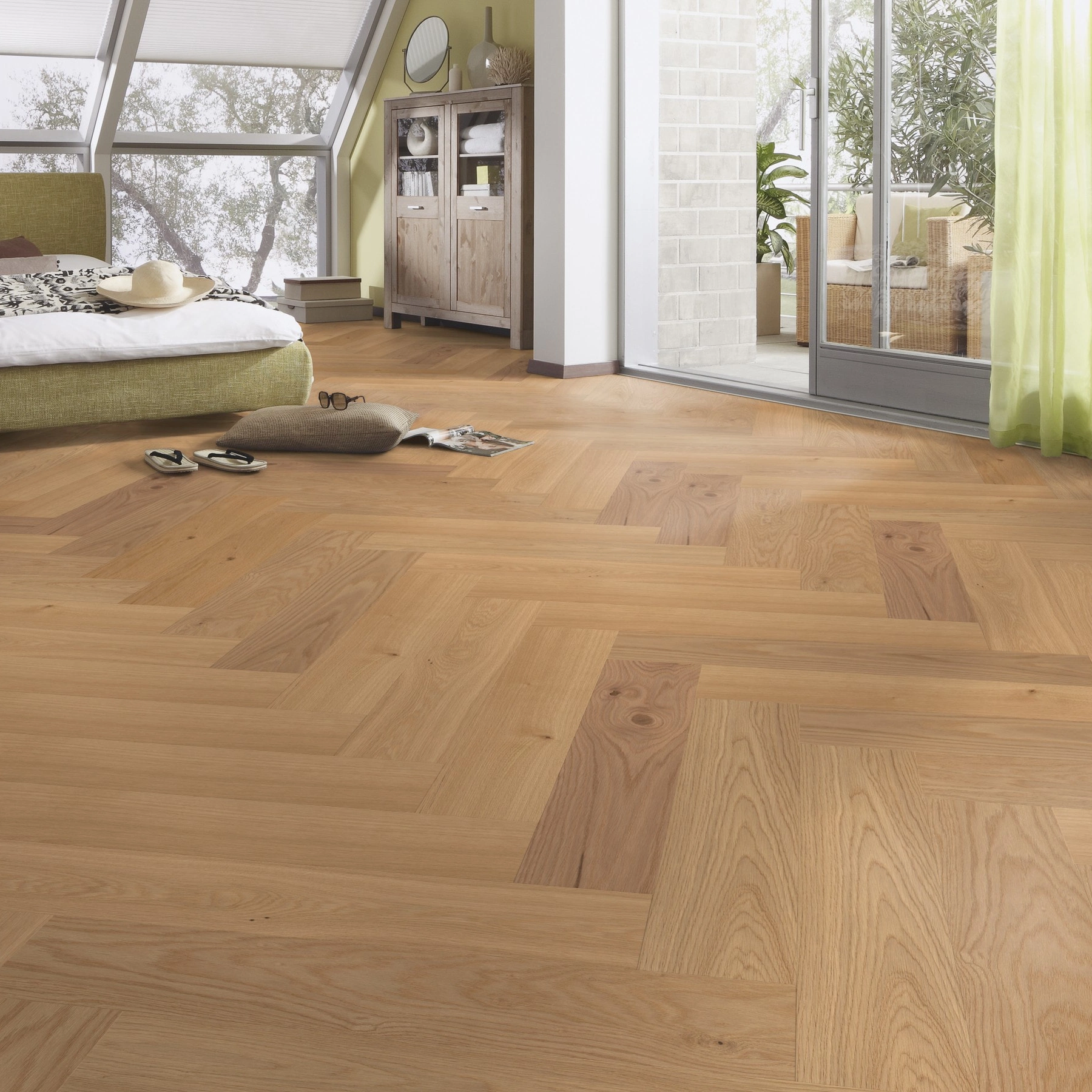 Milieubild Schlafzimmer im modernen Dachgeschoss - MEISTER Holzboden HS 500 Lindura Eiche classic Milieubild Schlafzimmer im modernen Dachgeschoss - MEISTER 500010-0700140-08925