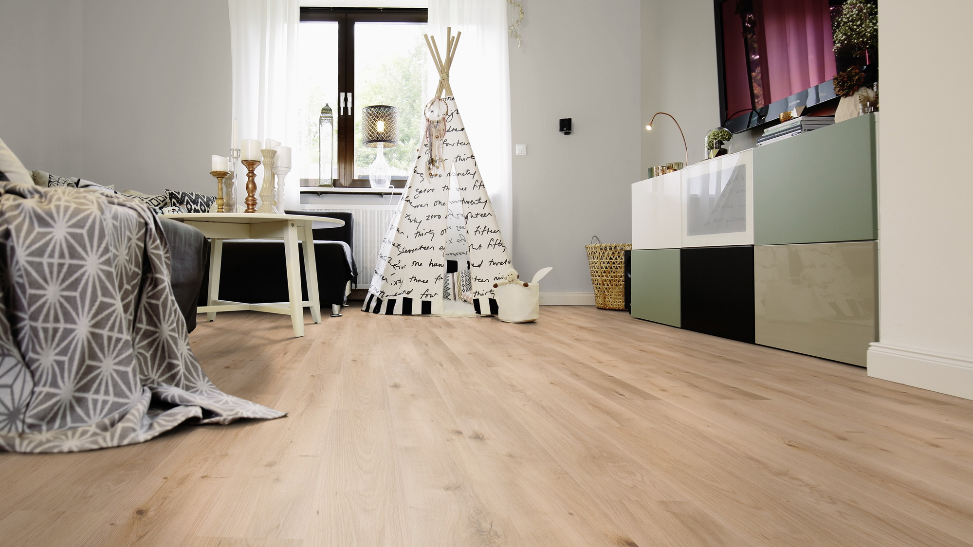 Milieubild Wohnzimmer mit Sideboard und Fernseher - wineo PLC299R