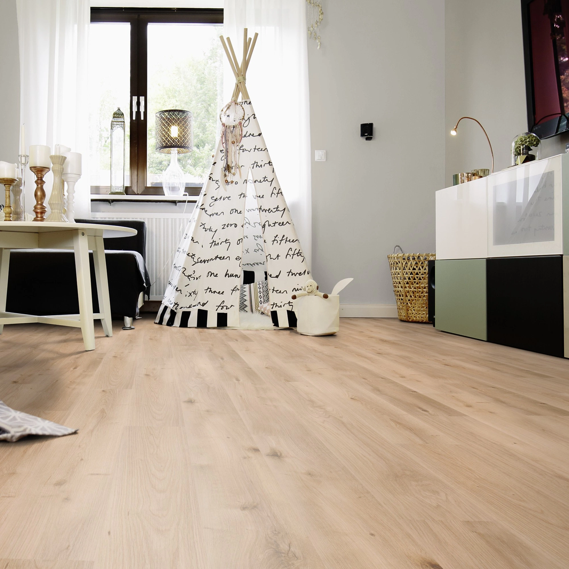 Milieubild Wohnzimmer mit Sideboard und Fernseher - wineo Klick-Bioboden PURLINE wineo 1000 wood L Intensive Oak Honey Milieubild Wohnzimmer mit Sideboard und Fernseher - wineo PLC299R
