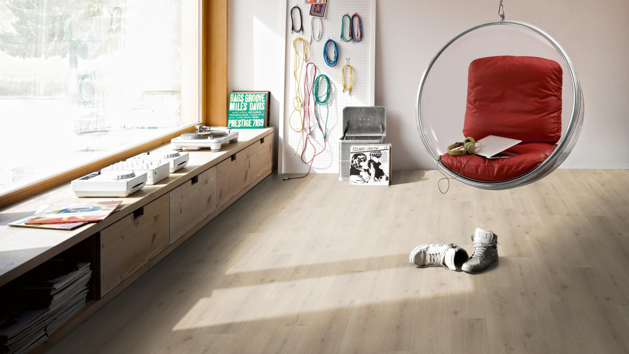 Milieubild Musikzimmer mit Plattenspieler - Parador HDF Klick-Designboden Modular ONE Eiche Urban hell Milieubild Musikzimmer mit Plattenspieler - Parador 1730769
