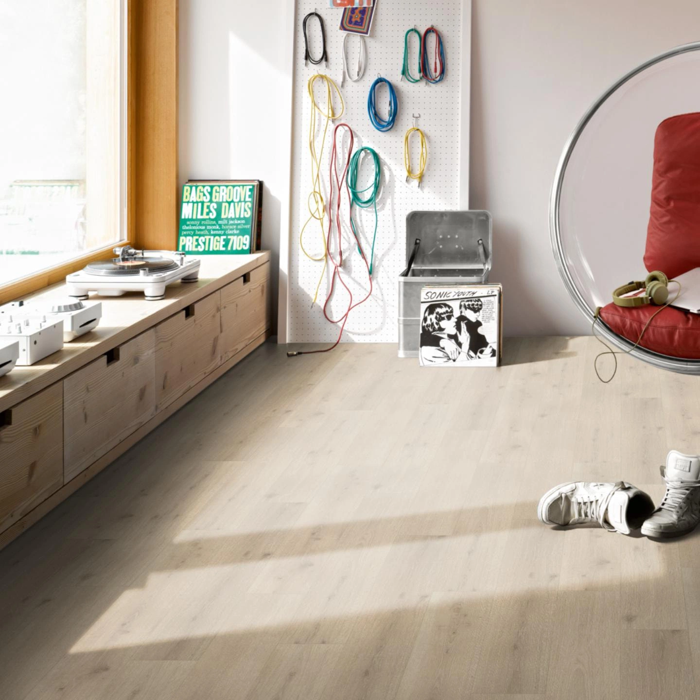 Milieubild Musikzimmer mit Plattenspieler - Parador HDF Klick-Designboden Modular ONE Eiche Urban hell Milieubild Musikzimmer mit Plattenspieler - Parador 1730769