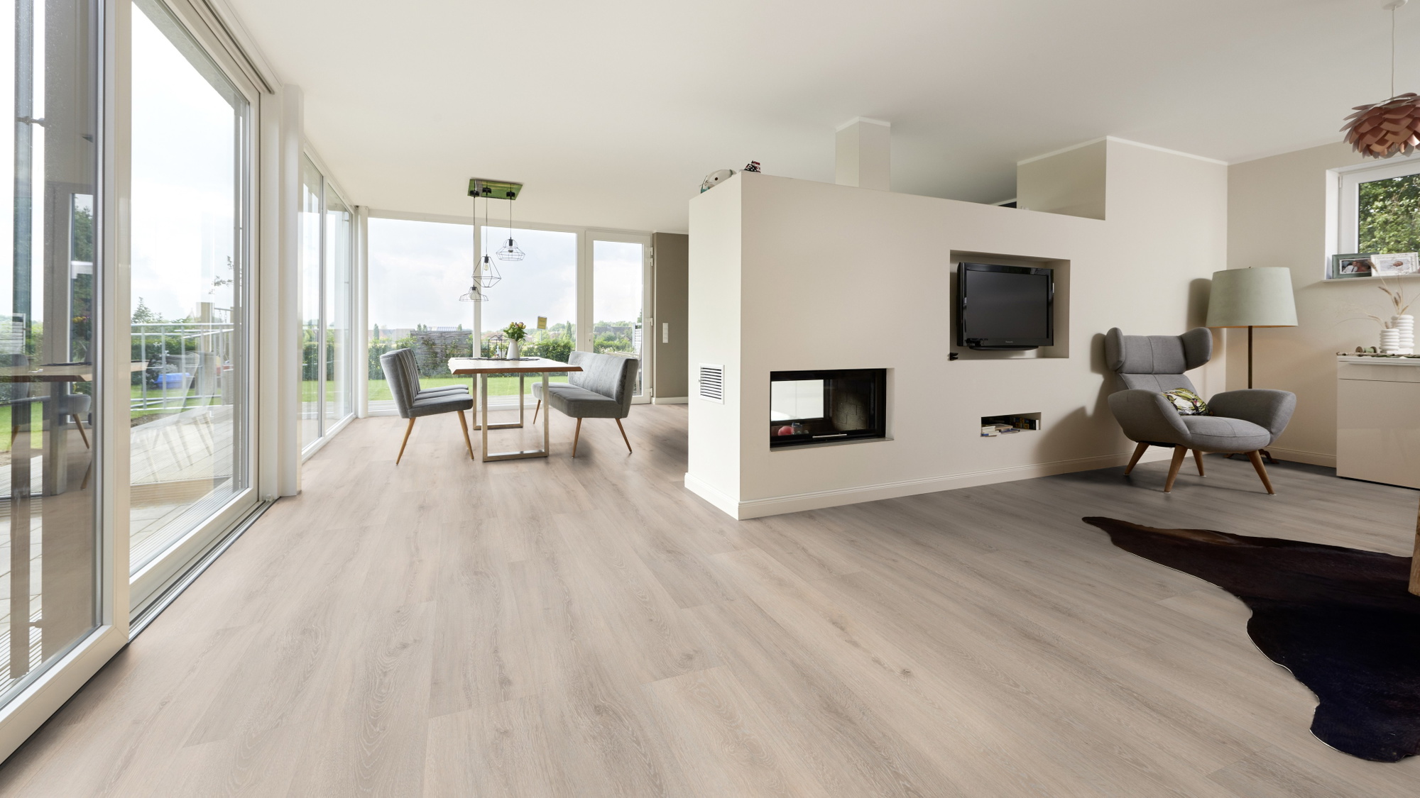 Milieubild Wohnzimmer mit Essbereich und Kamin - ter Hürne Klebe-Vinyl Pro Classic Edition Eiche Brügge Milieubild Wohnzimmer mit Essbereich und Kamin - ter Hürne 1101210428
