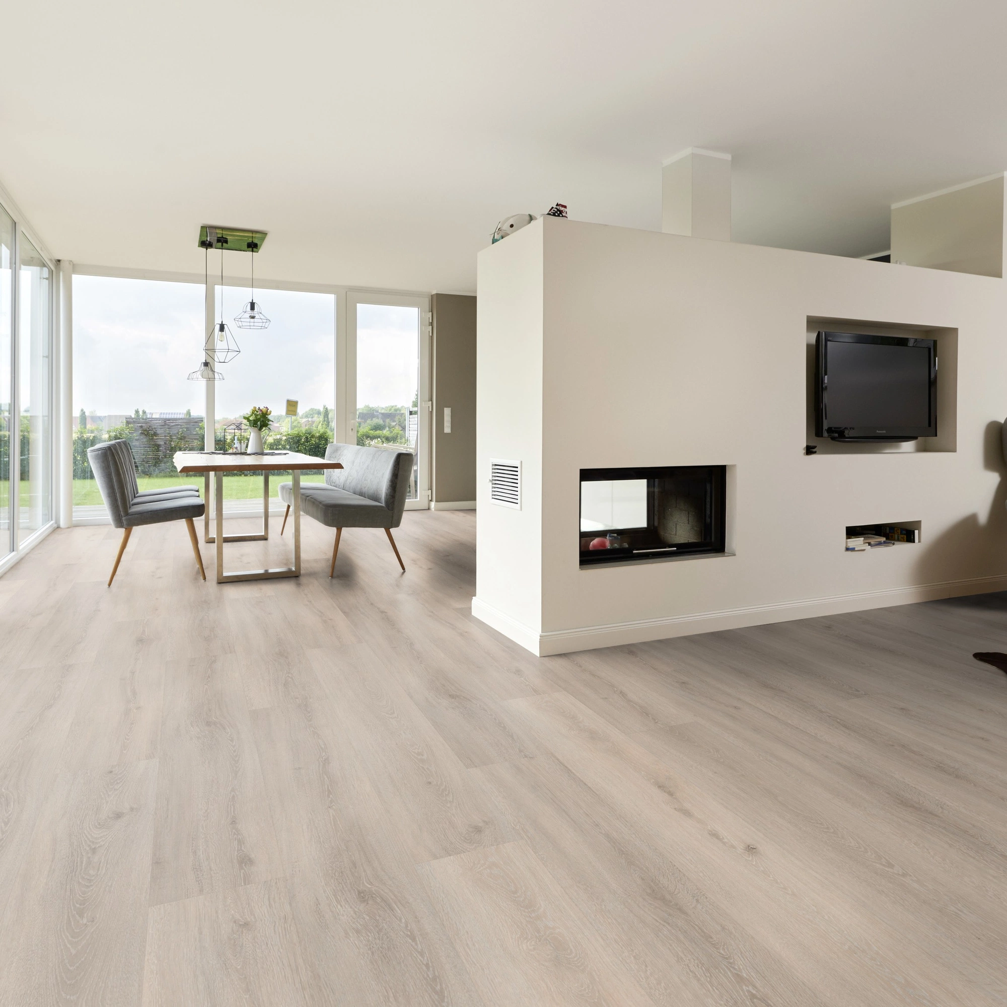 Milieubild Wohnzimmer mit Essbereich und Kamin - ter Hürne Klebe-Vinyl Pro Classic Edition Eiche Brügge Milieubild Wohnzimmer mit Essbereich und Kamin - ter Hürne 1101210428