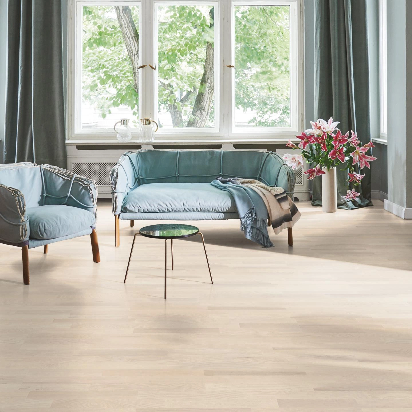 Milieubild Wohnzimmer in Stadtwohnung - Parador Parkett Classic 3060 Esche matt weiß Milieubild Wohnzimmer in Stadtwohnung - Parador 1270338