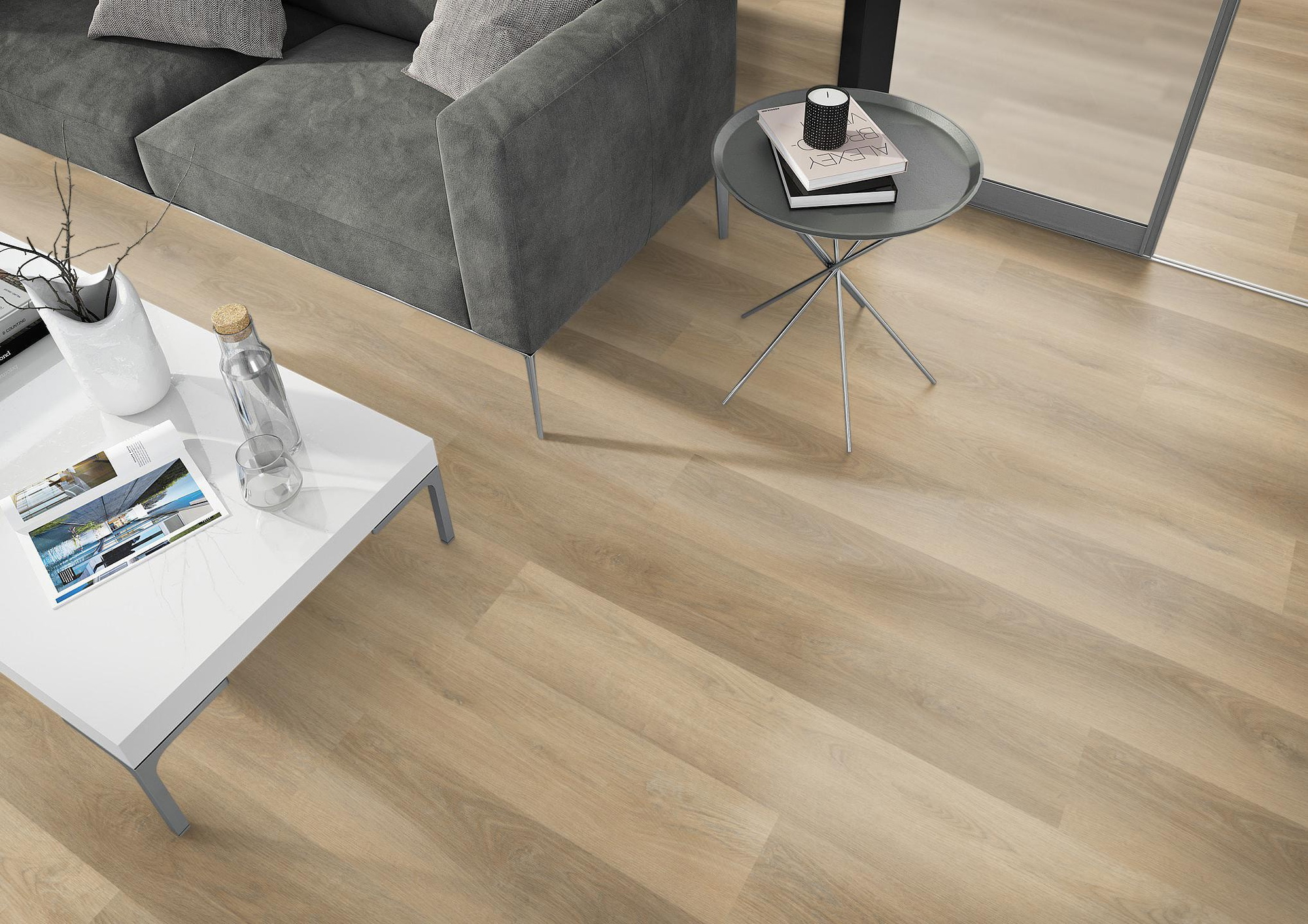 Milieubild Wohnzimmer - Sofa mit Beistelltisch und Glastür - nexflor Rigid Klick-Vinyl Apollo Click Collection Thebes Oak Milieubild Wohnzimmer - Sofa mit Beistelltisch und Glastür - nexflor NXF-60030-013