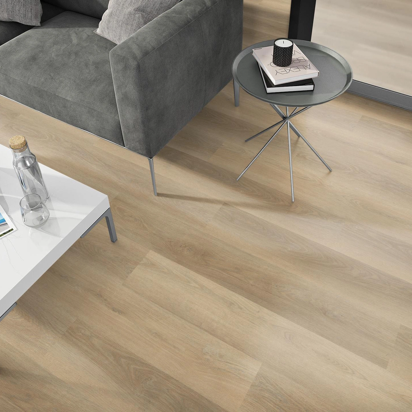 Milieubild Wohnzimmer - Sofa mit Beistelltisch und Glastür - nexflor Rigid Klick-Vinyl Apollo Click Collection Thebes Oak Milieubild Wohnzimmer - Sofa mit Beistelltisch und Glastür - nexflor NXF-60030-013