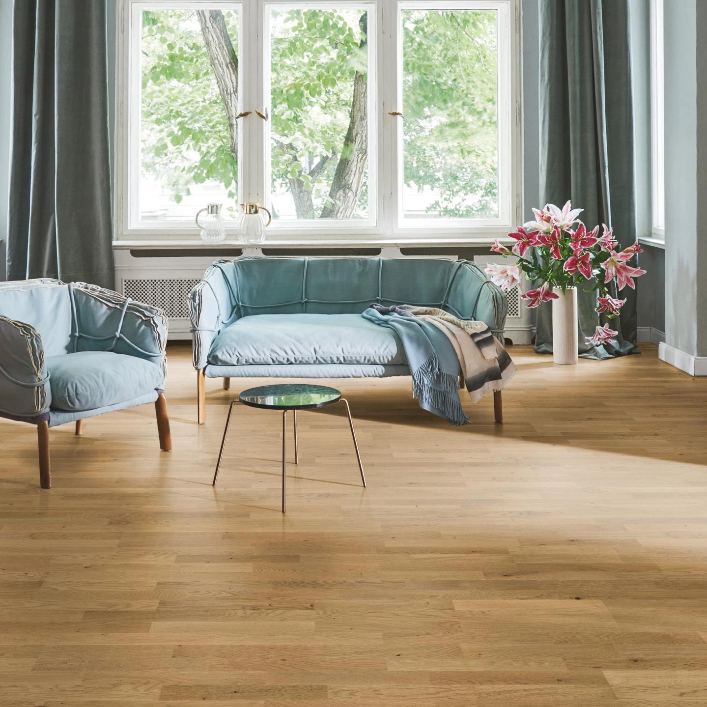 Milieubild Wohnzimmer in Stadtwohnung - Parador Parkett Classic 3060 Eiche astig Milieubild Wohnzimmer in Stadtwohnung - Parador 1518102