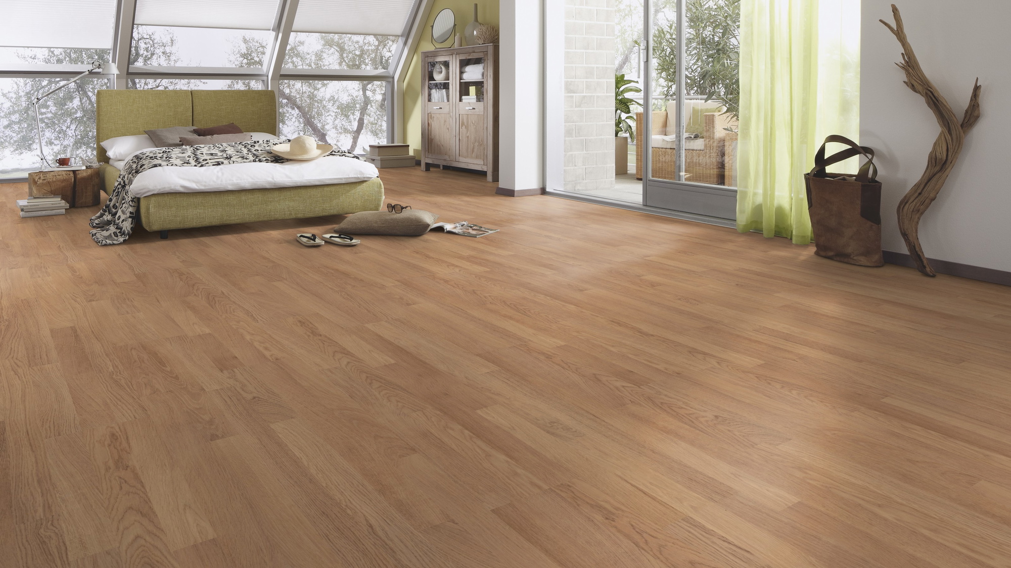 Milieubild Schlafzimmer im modernen Dachgeschoss - MEISTER Laminat LC 55 S Eiche natur Milieubild Schlafzimmer im modernen Dachgeschoss - MEISTER 600013-1288198-06067