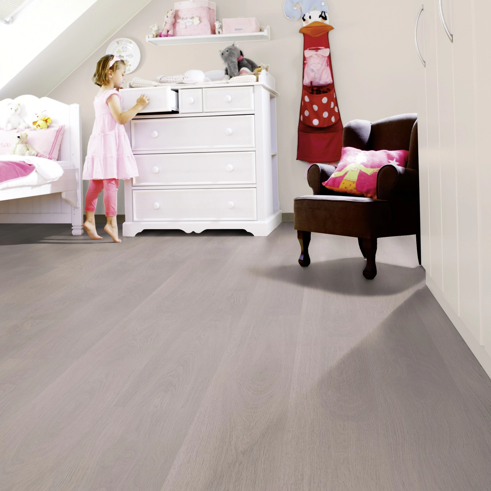 Milieubild Kinderzimmer mit weißer Kommode - wineo Klebe-Bioboden PURLINE wineo 1000 wood L Soft Oak Silver Milieubild Kinderzimmer mit weißer Kommode - wineo PL302R