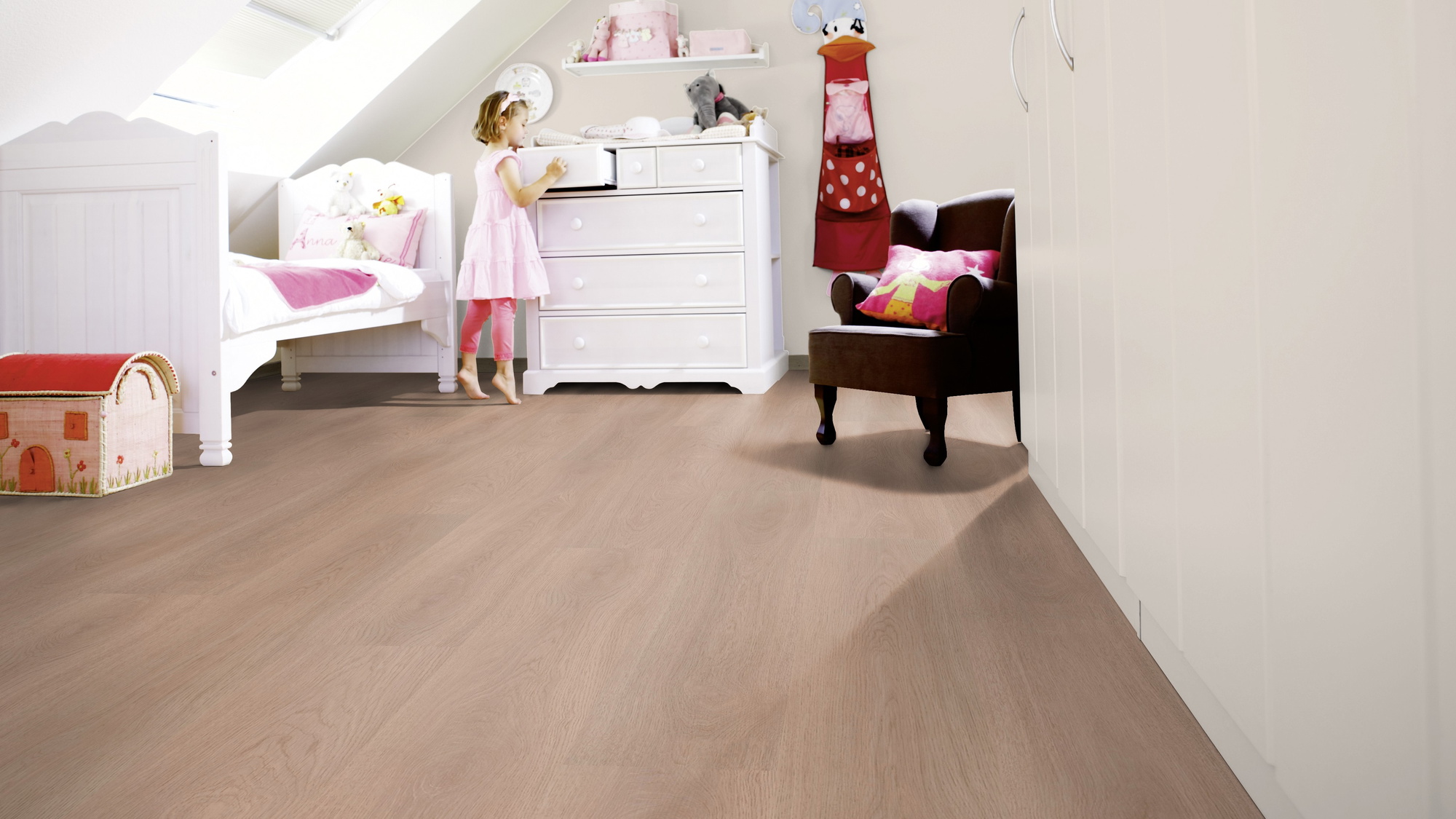 Milieubild Kinderzimmer mit weißer Kommode - wineo Klick-Bioboden PURLINE wineo 1000 wood XL Calm Oak Shell Milieubild Kinderzimmer mit weißer Kommode - wineo PLC306R
