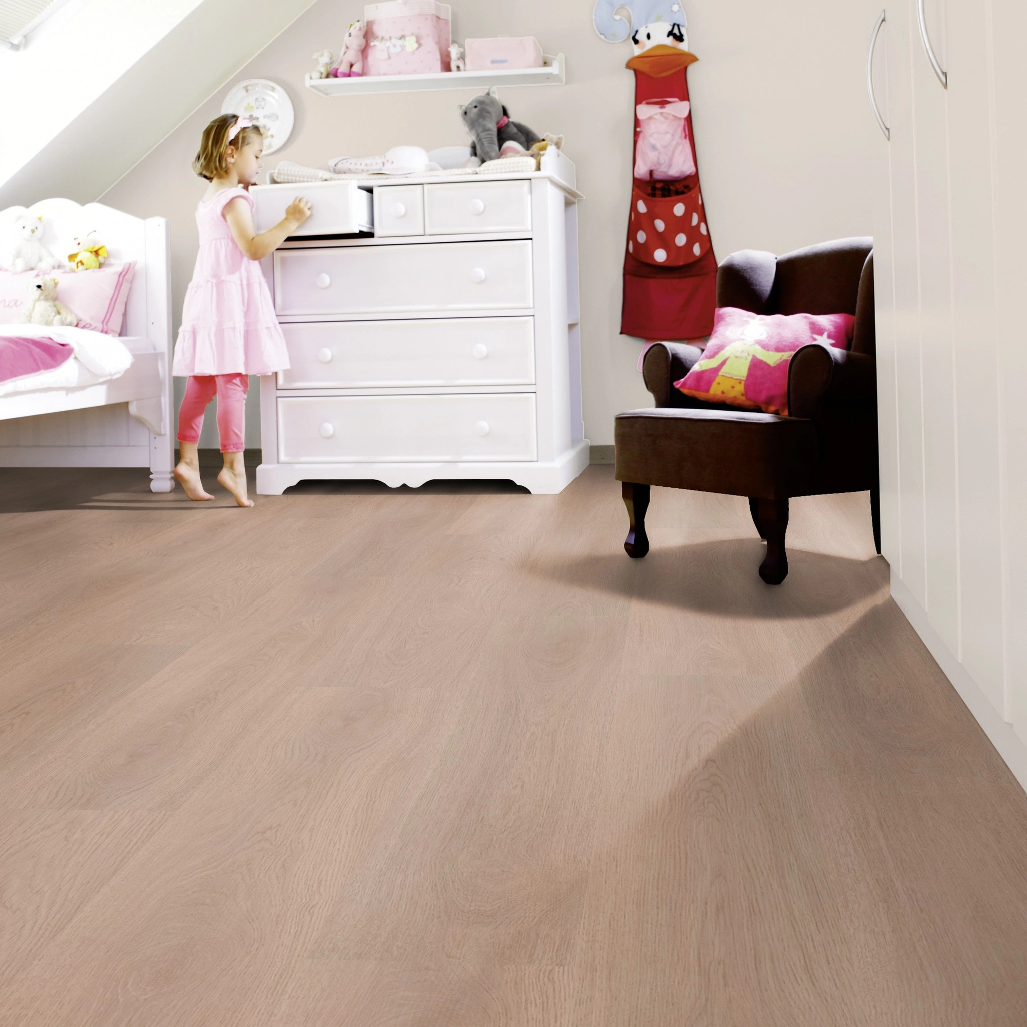 Milieubild Kinderzimmer mit weißer Kommode - wineo Klick-Bioboden PURLINE wineo 1000 wood XL Calm Oak Shell Milieubild Kinderzimmer mit weißer Kommode - wineo PLC306R