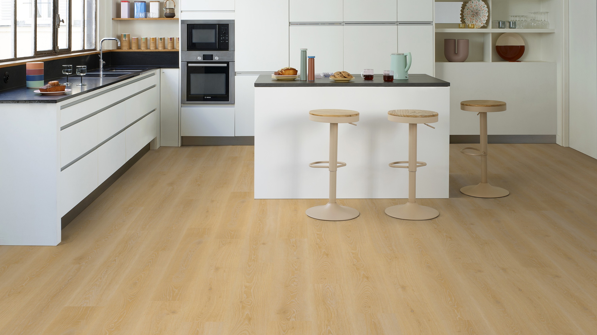 Milieubild Moderne Küche mit Küchenblock - Tarkett Klebe-Vinyl Essence 55 Tribe Oak Light Natural Milieubild Moderne Küche mit Küchenblock - Tarkett 260053007