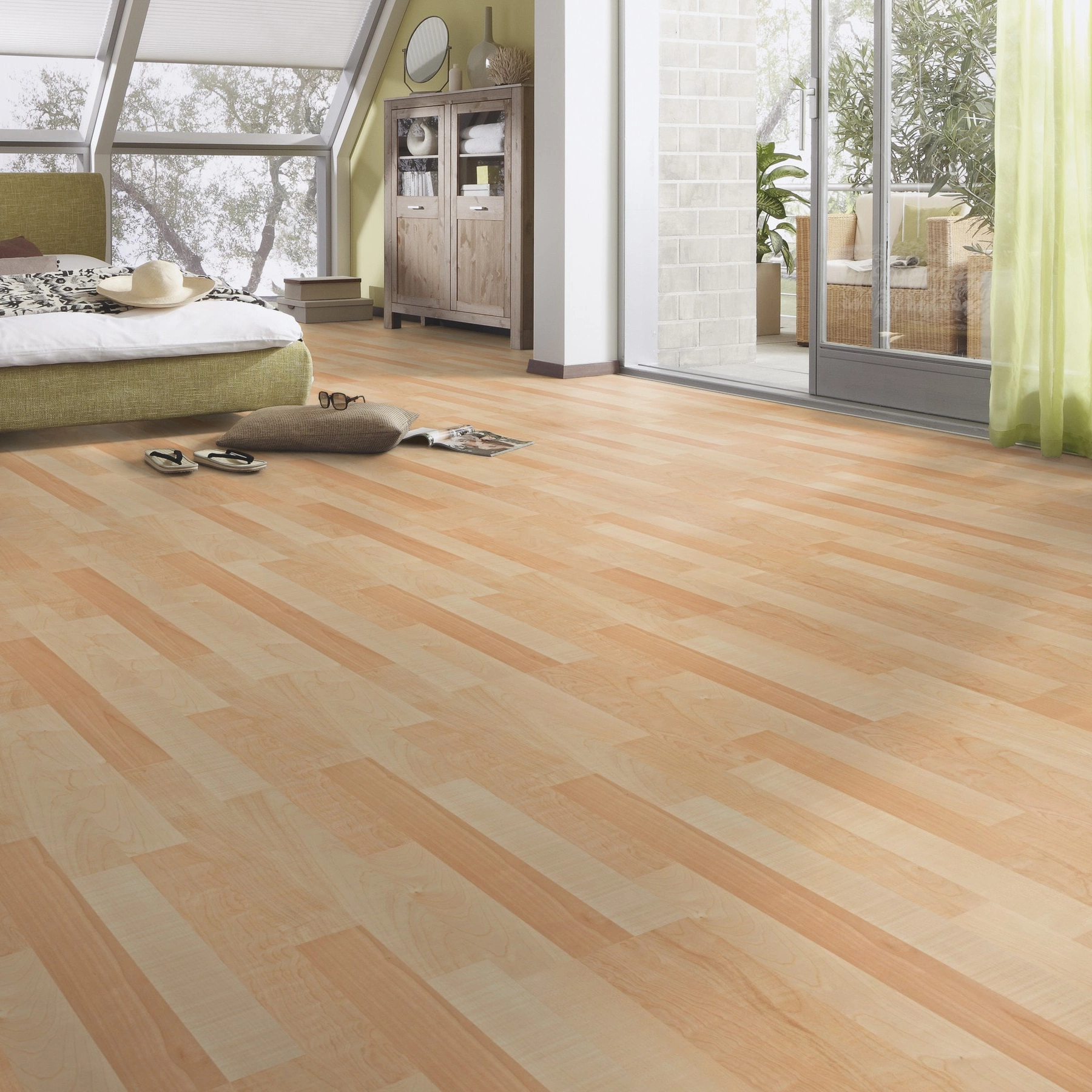 Milieubild Schlafzimmer im modernen Dachgeschoss - MEISTER Laminat LC 55 S Ahorn Milieubild Schlafzimmer im modernen Dachgeschoss - MEISTER 600013-1288198-00202