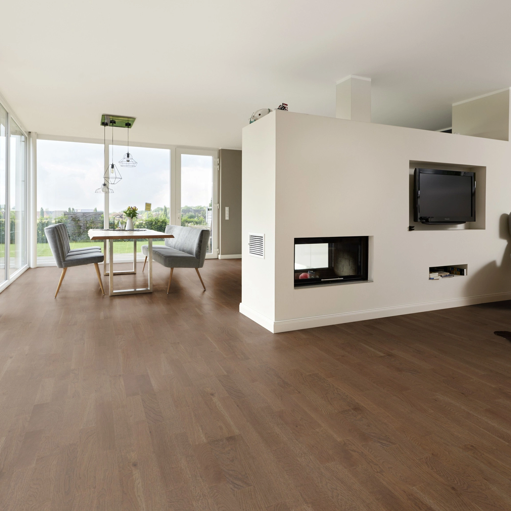 Milieubild Wohnzimmer mit Essbereich und Kamin - ter Hürne Parkett Tailored Collection Eiche Burgund Milieubild Wohnzimmer mit Essbereich und Kamin - ter Hürne 1101312517