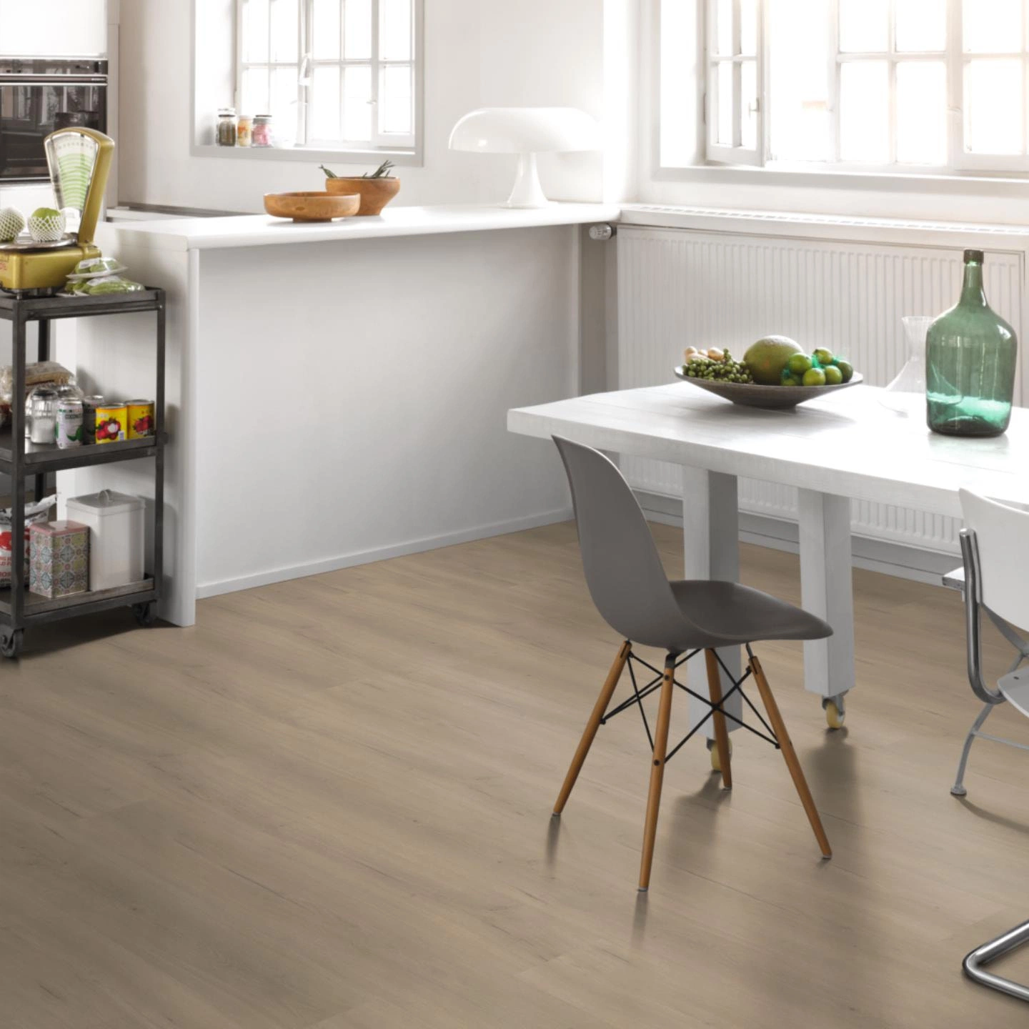 Milieubild Küche mit Essbereich - Parador Laminat Trendtime 6 Eiche Loft grau Milieubild Küche mit Essbereich - Parador 1730467