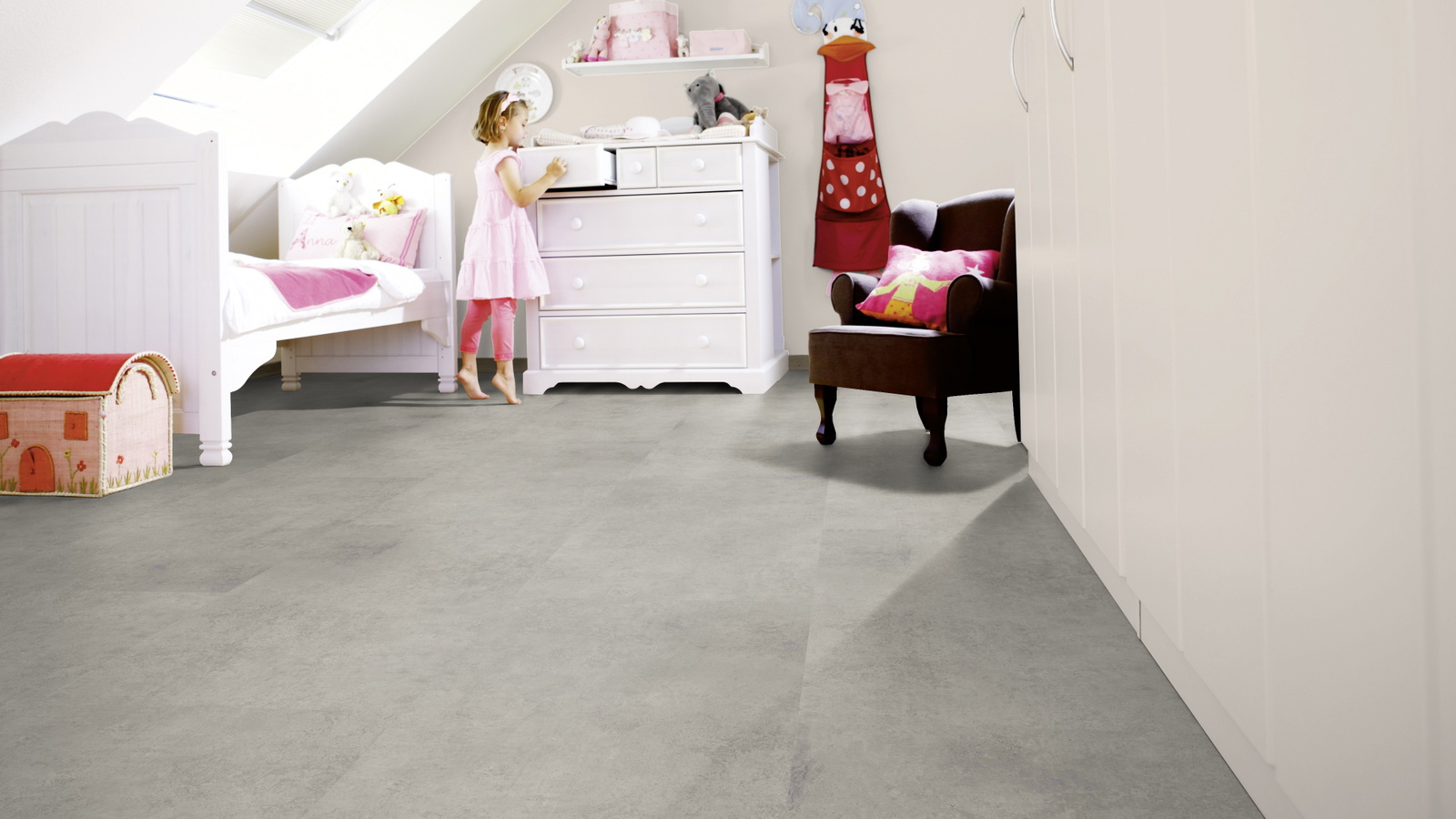 Milieubild Kinderzimmer mit weißer Kommode - wineo PL15407SXL